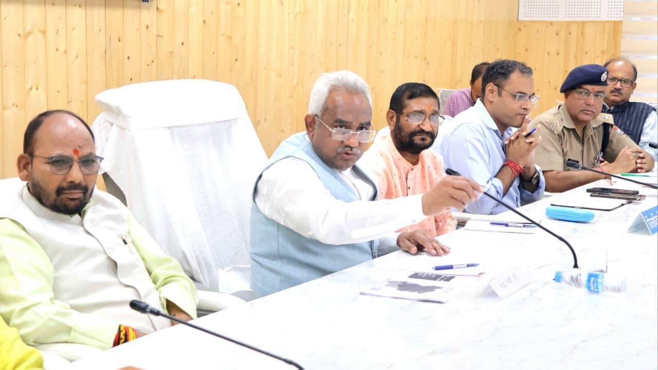 मदन कौशिक ने गोपेश्वर में ली आपदा प्रबंधन की समीक्षा बैठक