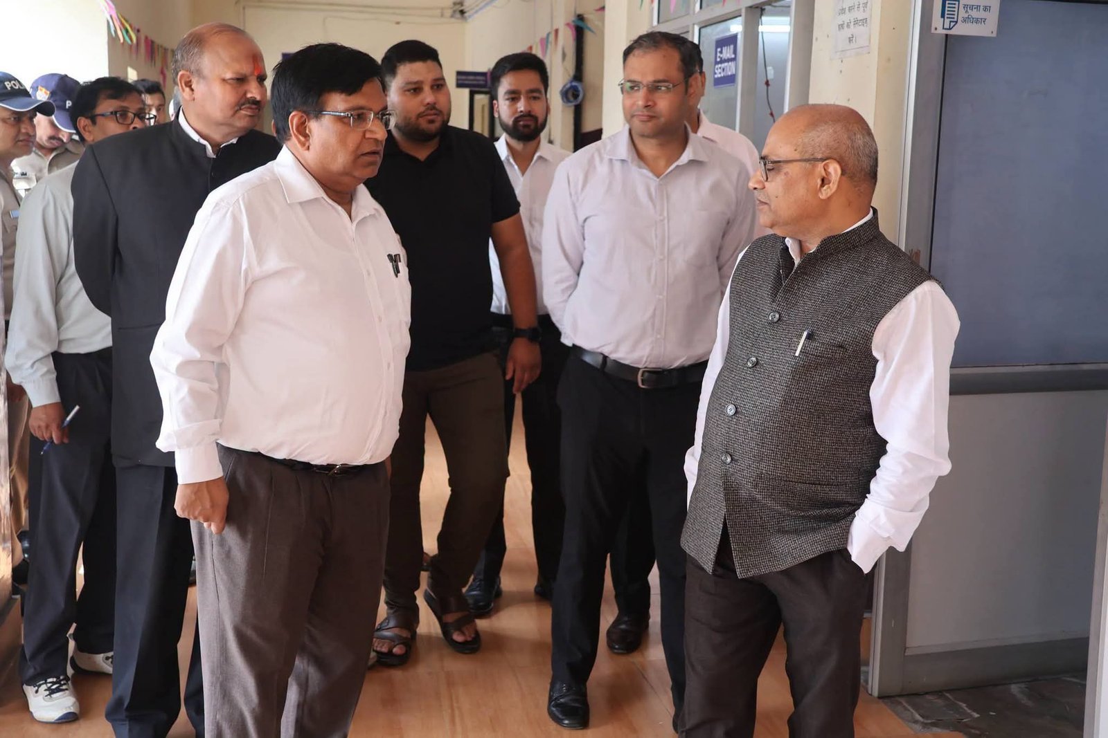 गढ़वाल कमिश्नर चमोली में किया कई विभागों का औचक निरीक्षण