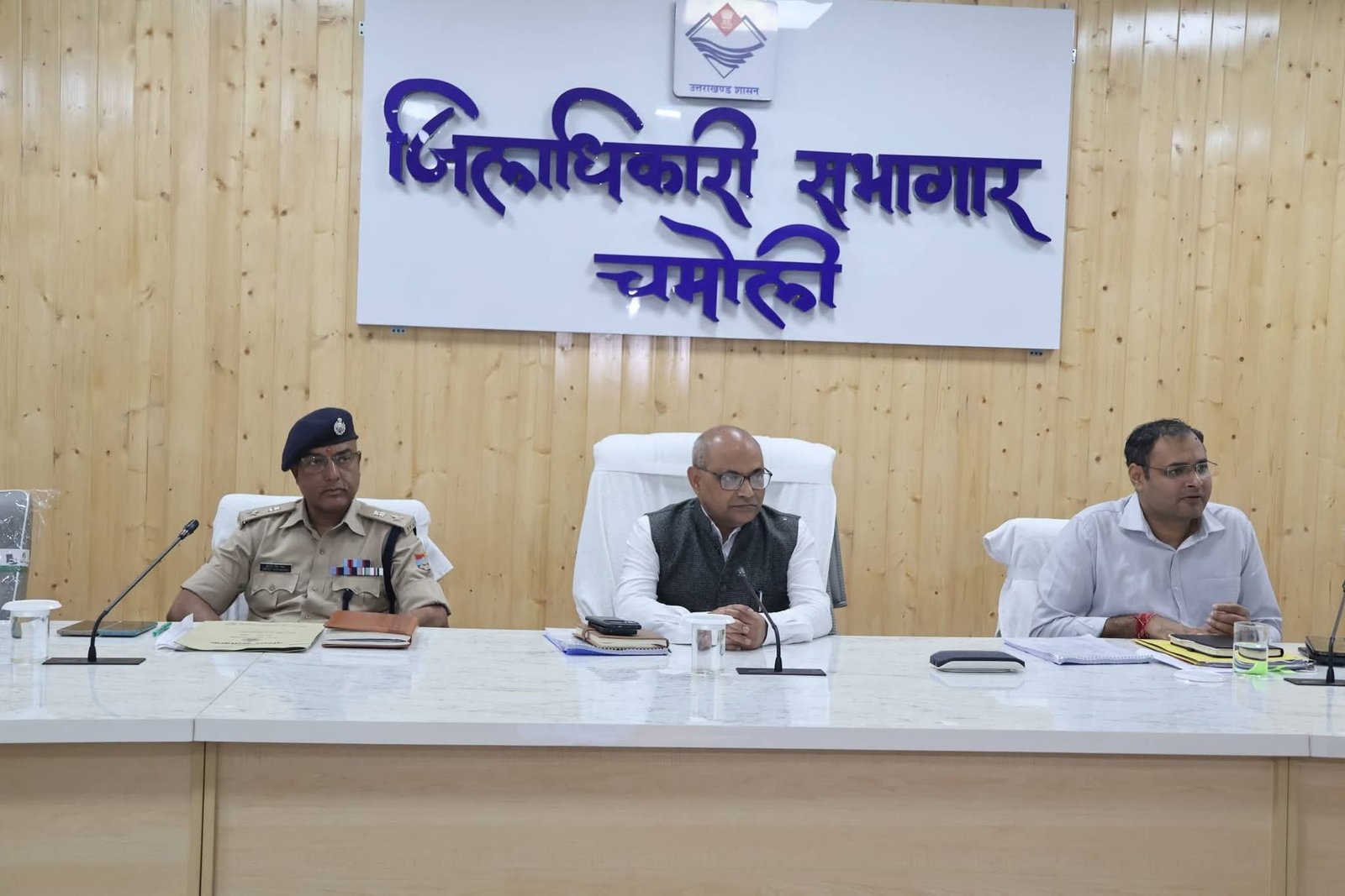 पीपलकोटी टनल हादसे को लेकर गढ़वाल कमिश्नर ने गोपेश्वर में की समीक्षा बैठक
