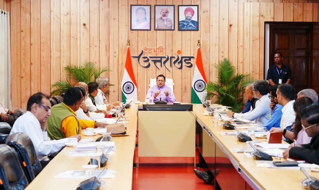 सीएम धामी ने की ग्राम्य विकास और पलायन निवारण आयोग की बैठक