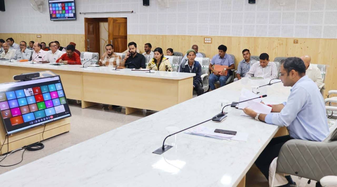 गोपेश्वर में डीएम का जनता दरबार, लोगों की समस्याओं का समाधान