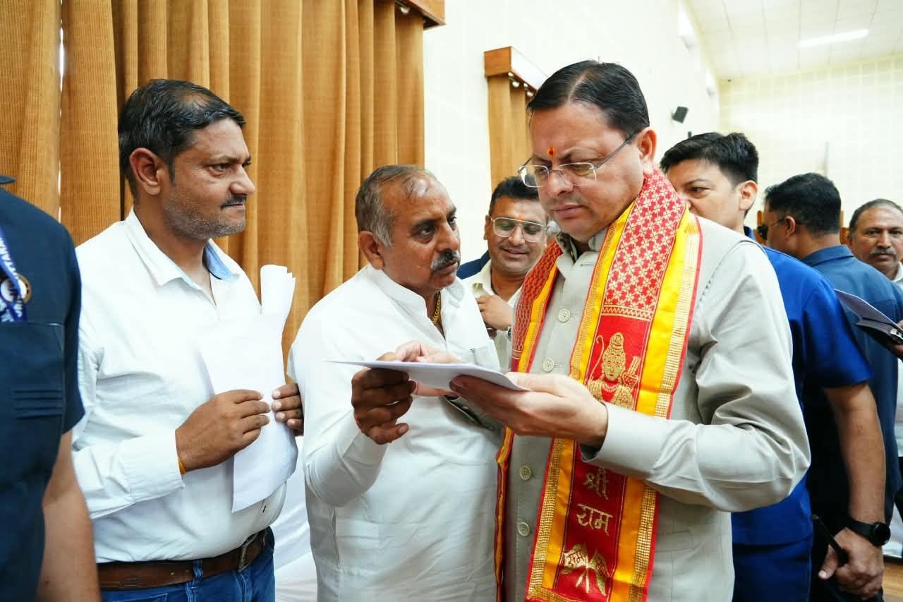 सीएम धामी ने देहरादून कैंप कार्यालय में सुनीं लोगों की समस्याएं