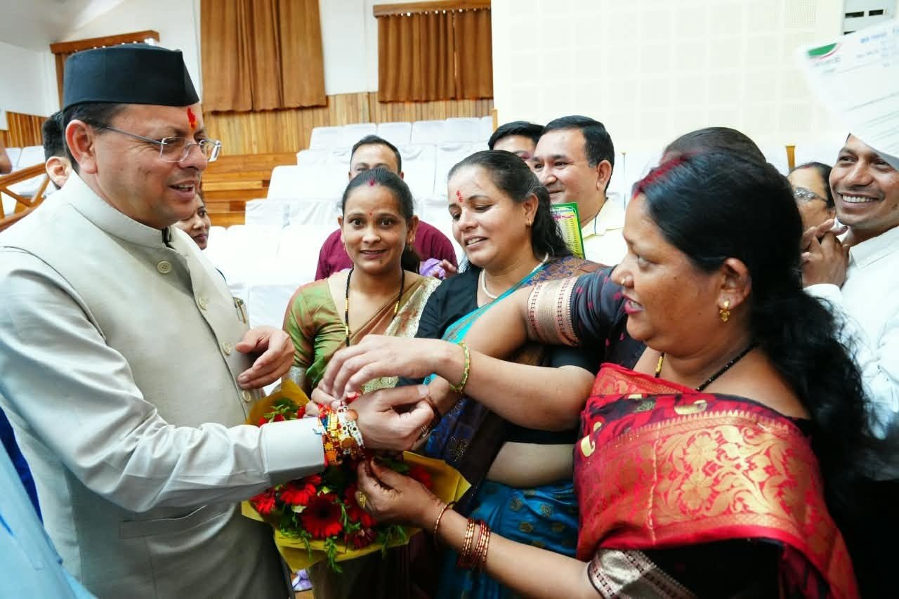 सीएम धामी को बहनों ने बांधा रक्षा सूत्र