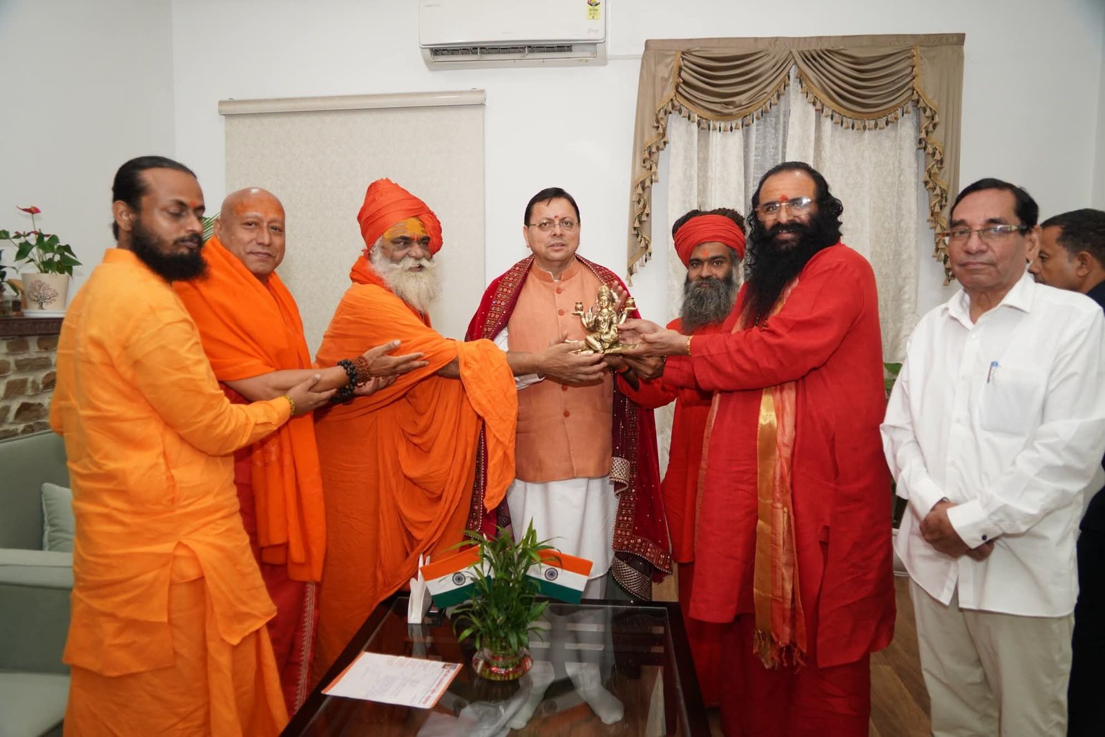 अखाड़ा परिषद ने सीएम धामी को छड़ी यात्रा के लिए आमंत्रित किया
