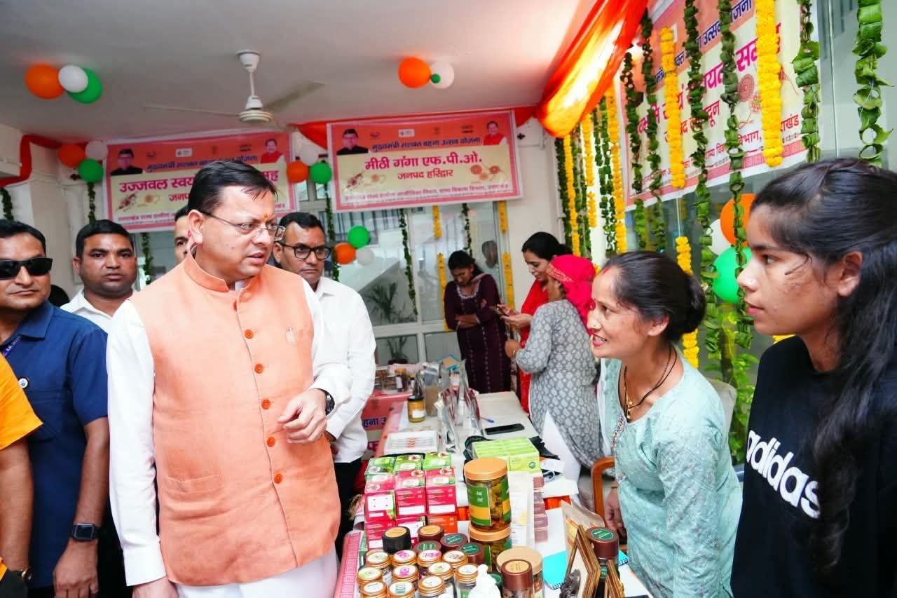 सीएम धामी ने सशक्त बहना स्कॉलों से सचिवालय में की खरीदारी
