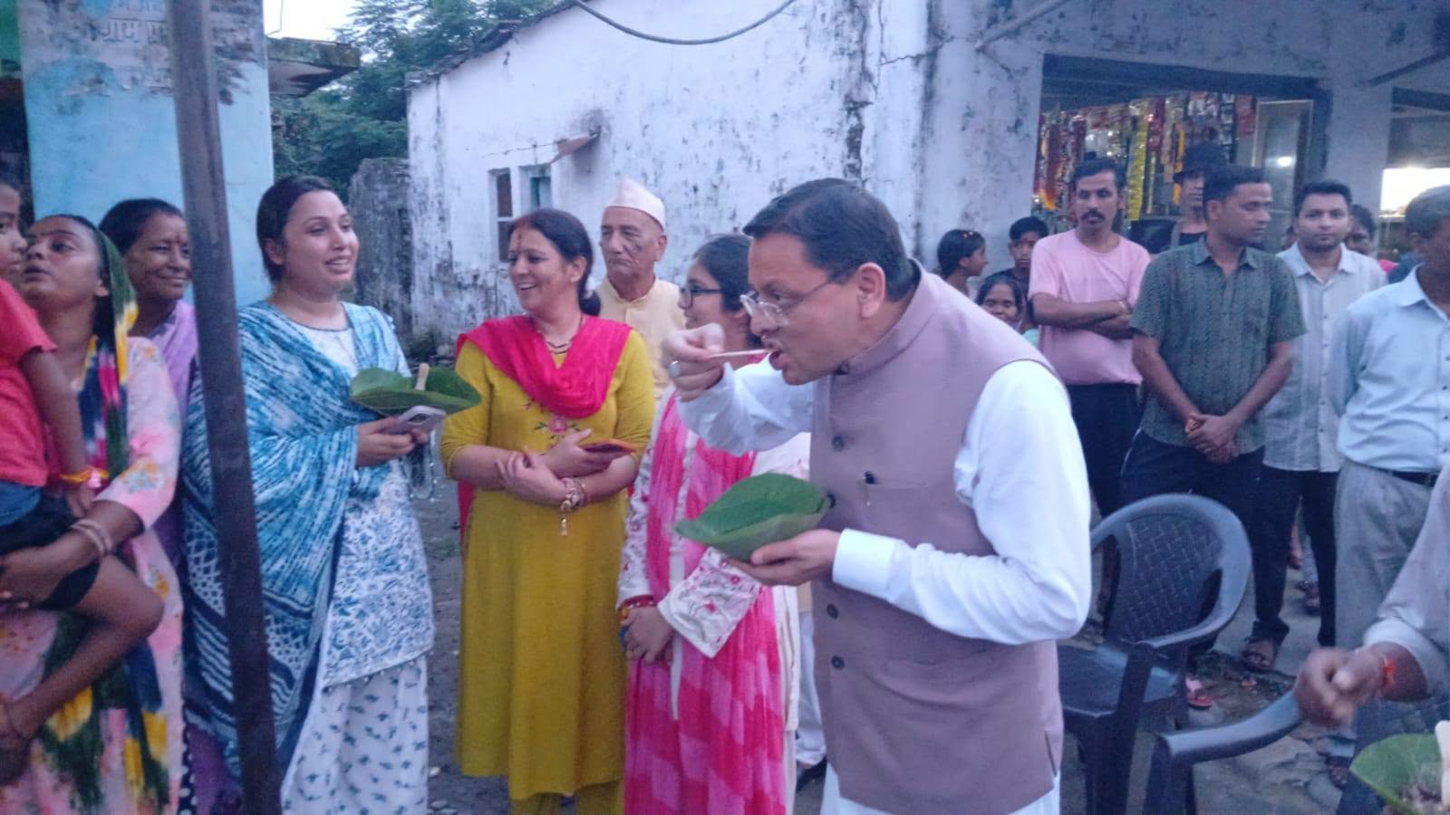 सीएम धामी ने लिया टिक्की का आनंद