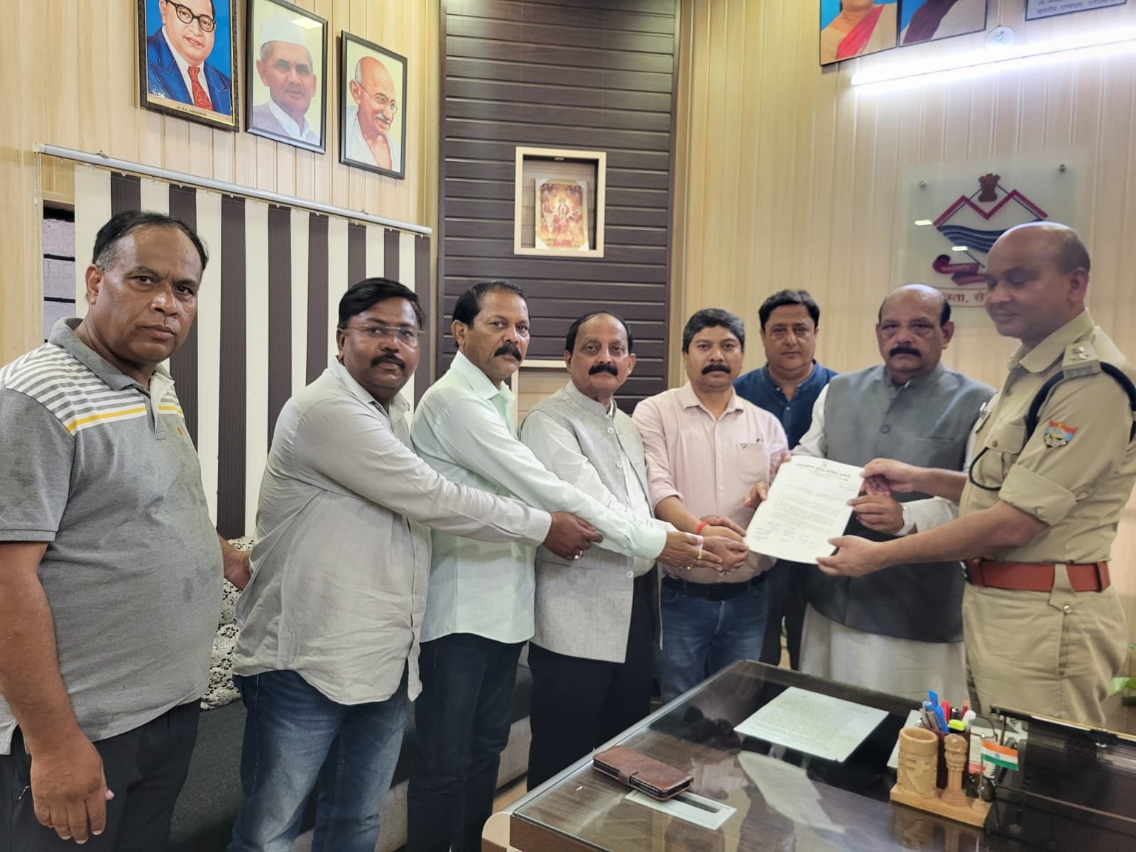 राहुल गांधी और परिवार के खिलाफ कर्नाटक के बीजेपी विधायक ने की अपमानजक बयानबाजी, कांग्रेस नेताओं ने देहरादून में दी तहरीर, मुकदमा दर्ज करने की मांग