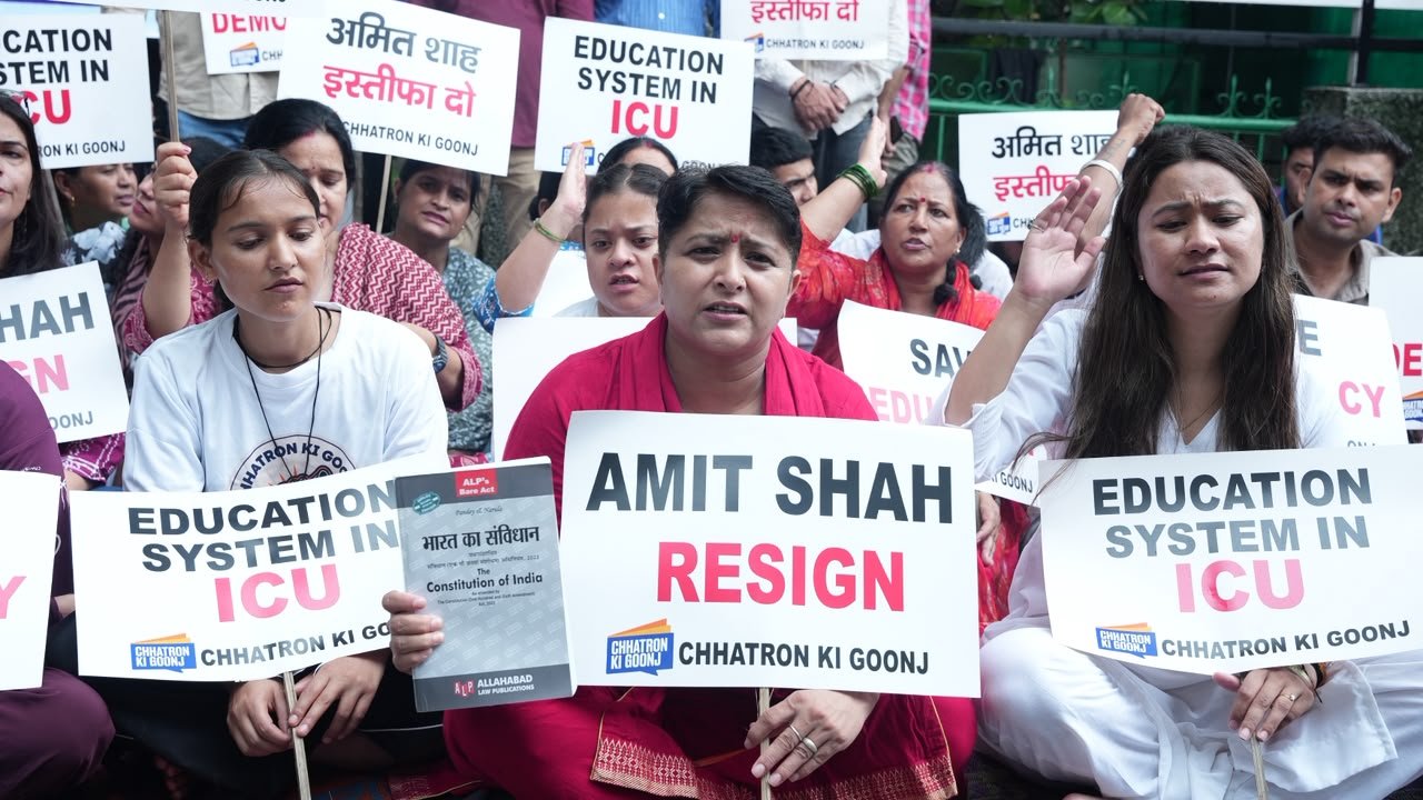 देहरादून में छात्रों की गूंज कार्यक्रम के तहत डीएम कार्यालय का घेराव, ज्योति रौतेला ने बोला हल्ला
