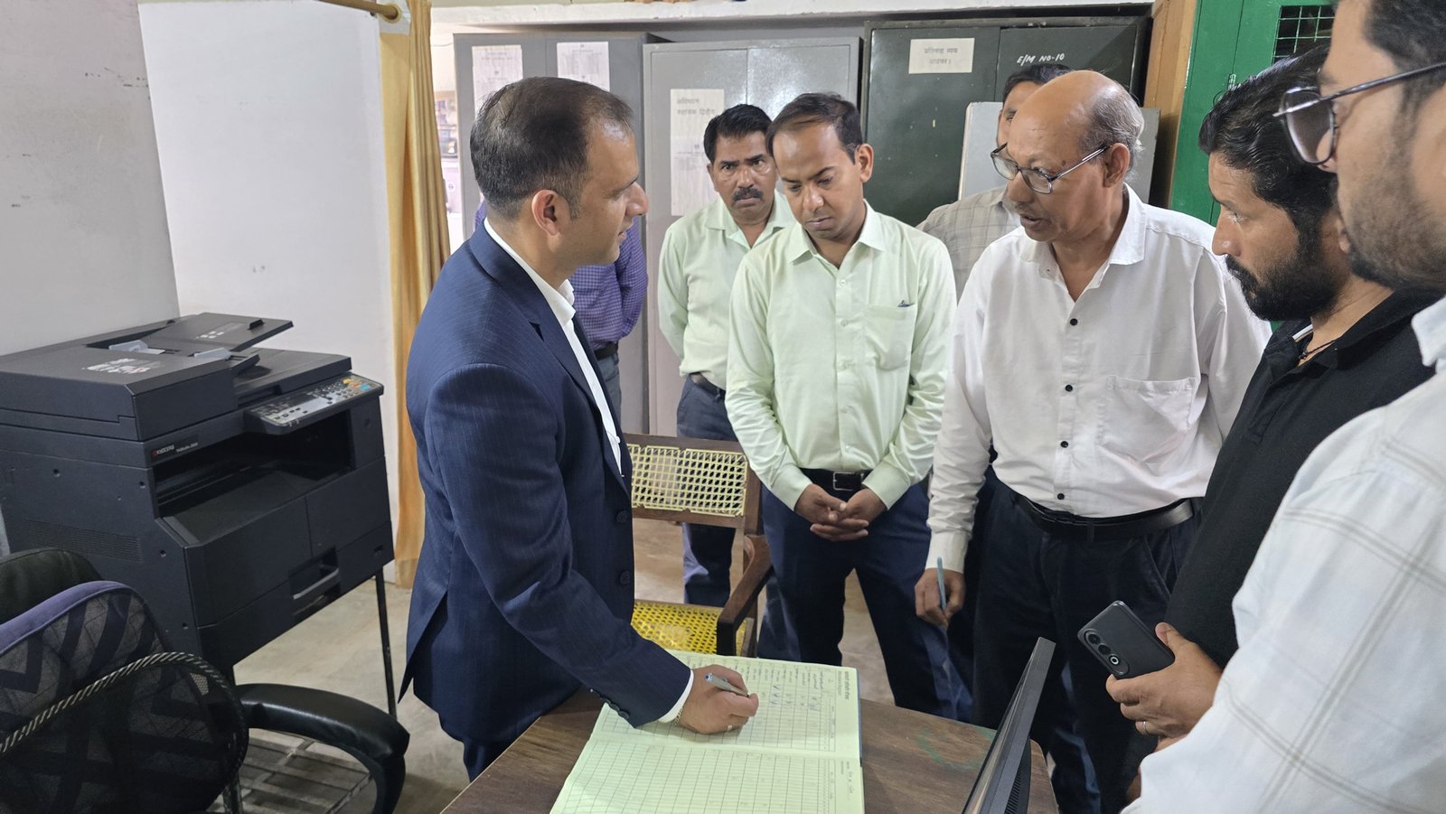 डीएम पिथौरागढ़ का पीडब्ल्यूडी और बिजली विभाग के दफ्तर में छापा, कई कर्मचारी मिले नदारद, कड़ा एक्शन लेने के निर्देश