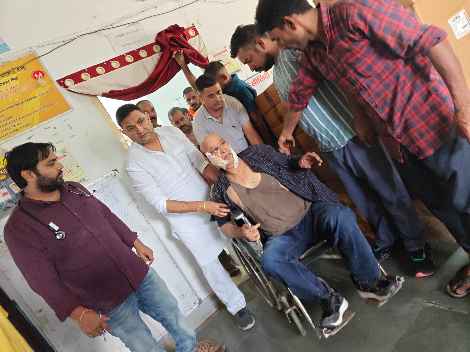 ओखलकांडा में कृषि विभाग की गाड़ी हादसे का शिकार, कैबिनेट मंत्री राम सिंह कैड़ा ने जाना घायलों का हालखए