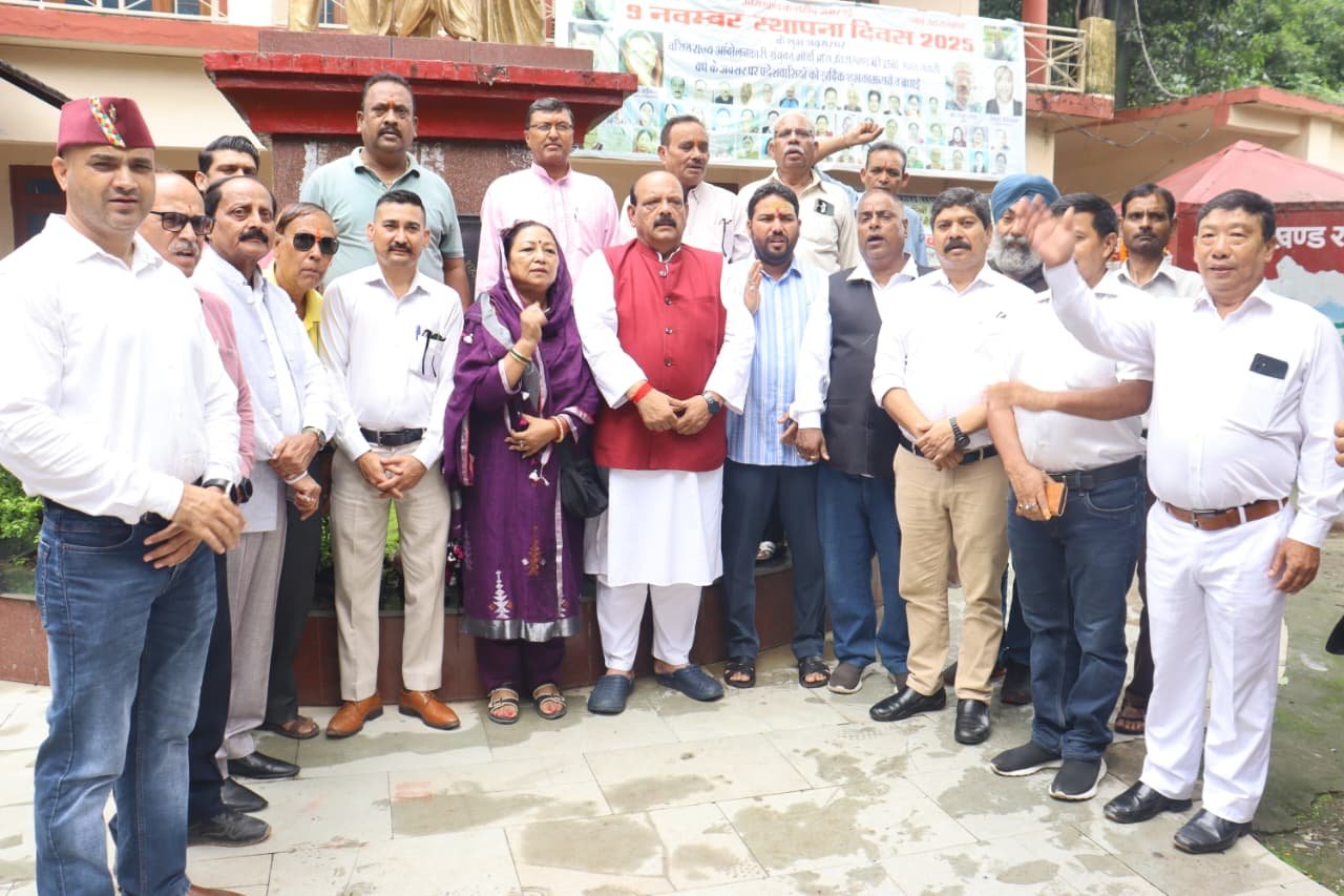 उत्तराखंड कांग्रेस के नव नियुक्त पदाधिकारियों ने देहरादून में शहीद स्मारक जाकर अमर शहीदों को किया नमन
