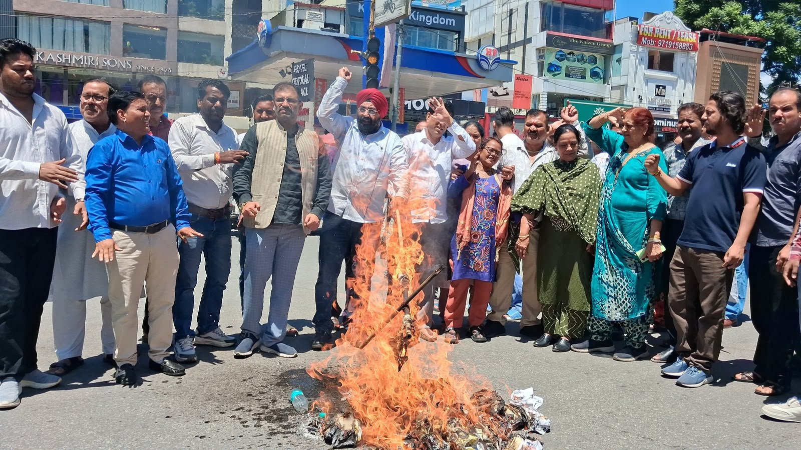 सरकारी मशीनरी के गलत इस्तेमाल का मुद्दा गर्माया, कांग्रेस ने सरकार का पुतला फूंक कर जताया विरोध