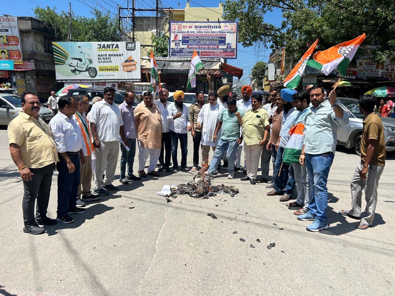 सितारगंज में बीजेपी सरकार के खिलाफ कांग्रेस का प्रदर्शन, लोकतंत्र में विपक्ष की आवाज़ दबाने का आरोप