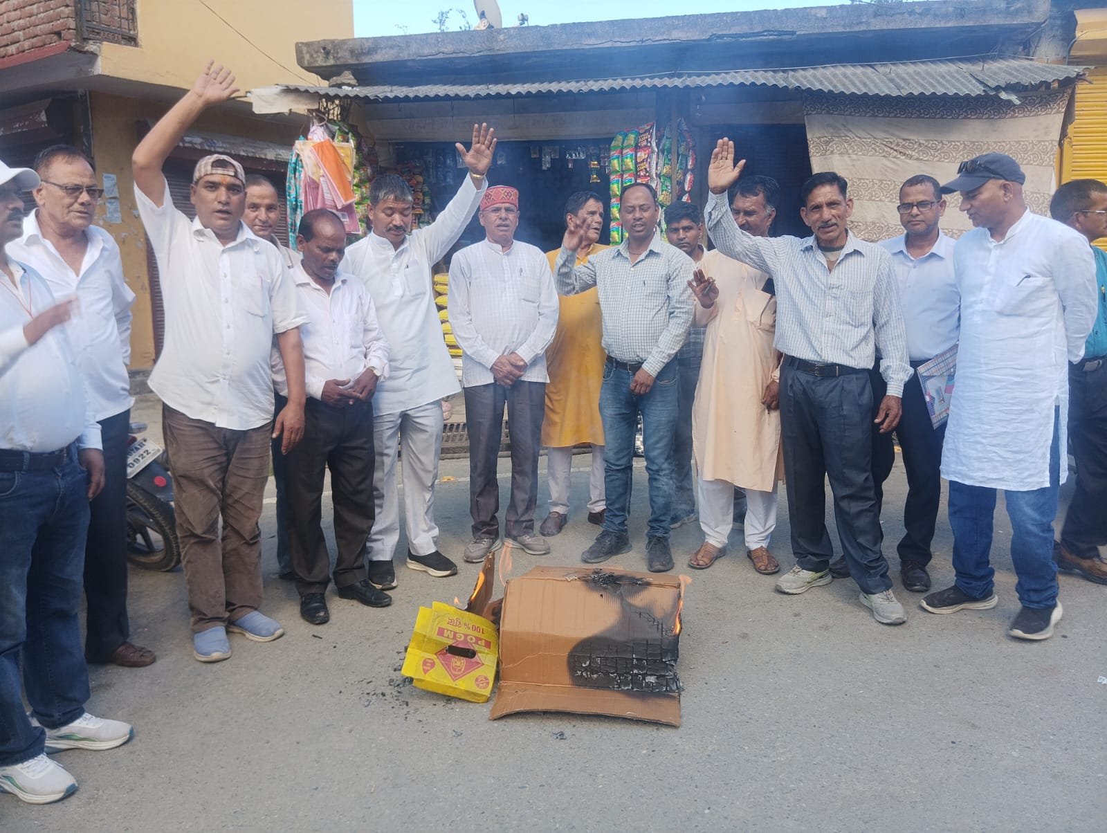 देवप्रयाग कांग्रेस ने फूंका सरकार और नैनीताल के पुलिस कप्तान का पुतला, खरगे के कार्यक्रम के दिन जानबूझकर रुकावट पैदा करने का आरोप