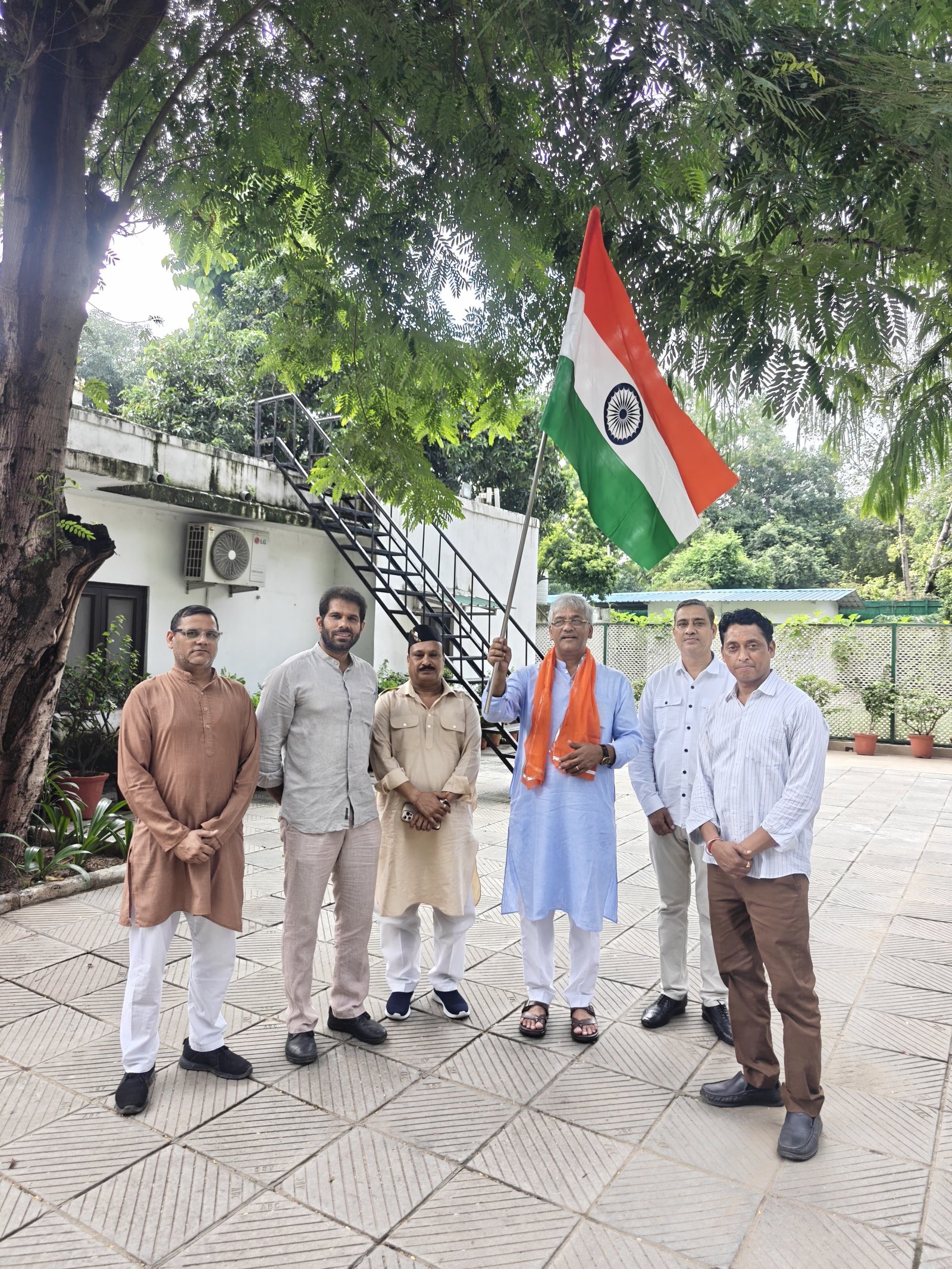 त्रिवेंद्र रावत ने दिल्ली में सरकारी आवास पर फहराया तिरंगा