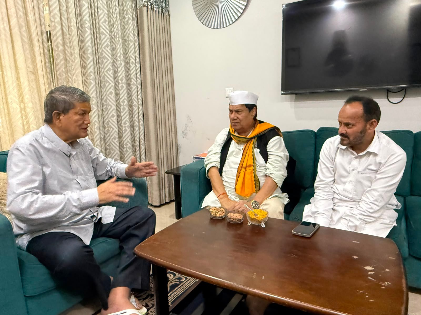 पूर्व मुख्यमंत्री हरीश रावत से मिले प्रदेश कांग्रेस उपाध्यक्ष धीरेंद्र प्रताप