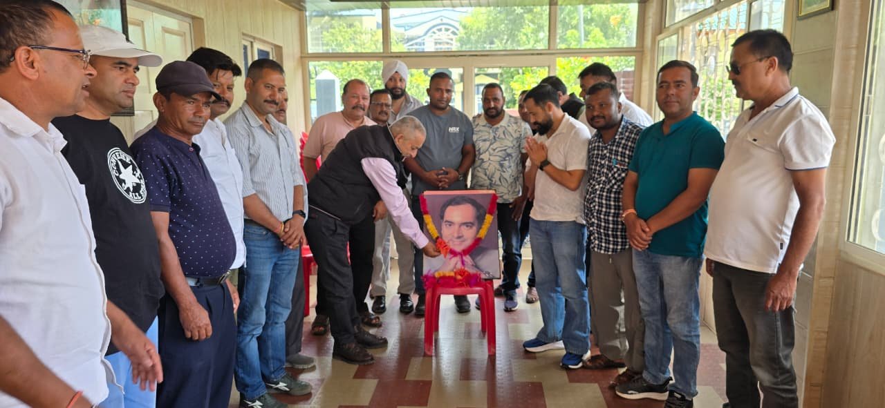 पिथौरागढ़ में पूर्व प्रधानमंत्री दिवंगत राजीव गांधी को जयंती पर कांग्रेस नेताओं ने किया नमन