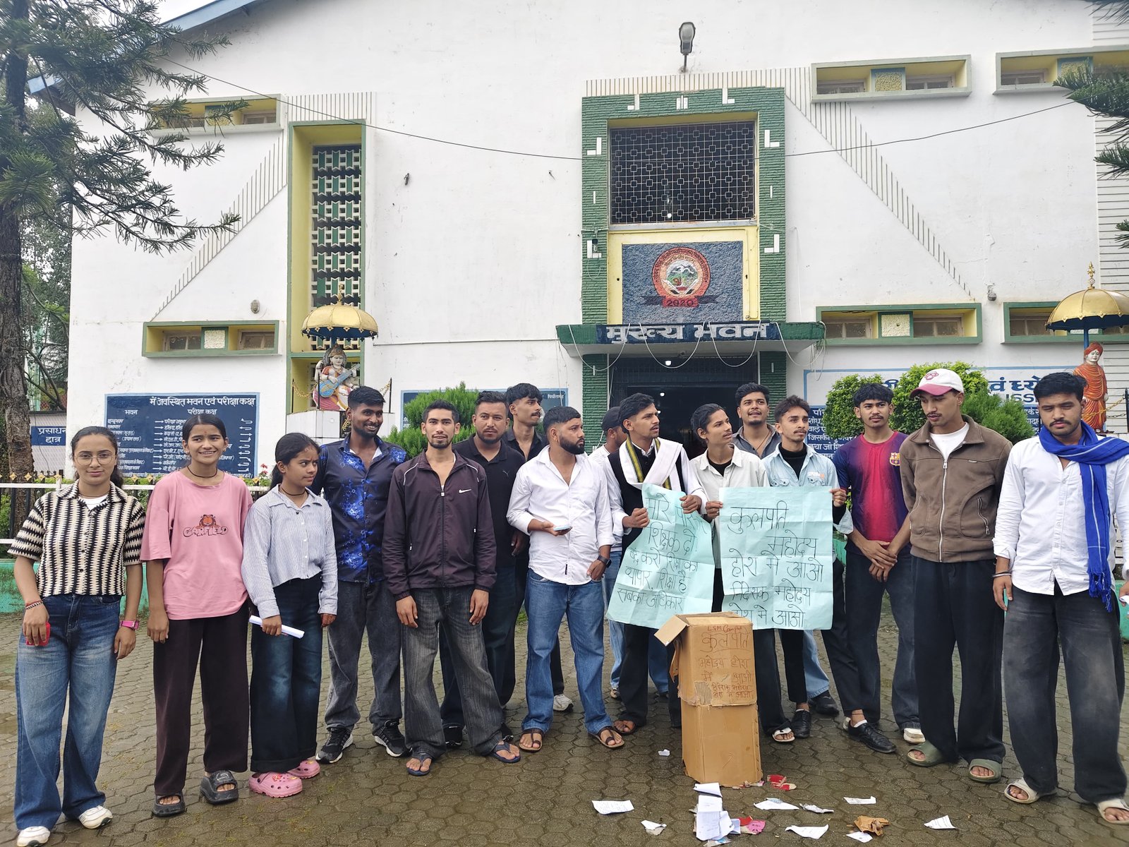 पिथौरागढ़ के डिग्री कॉलेज में छात्रों ने फूंका कलपति और निदेशक का पुतला, अनिश्चितकालीन धरने की चेतावनी