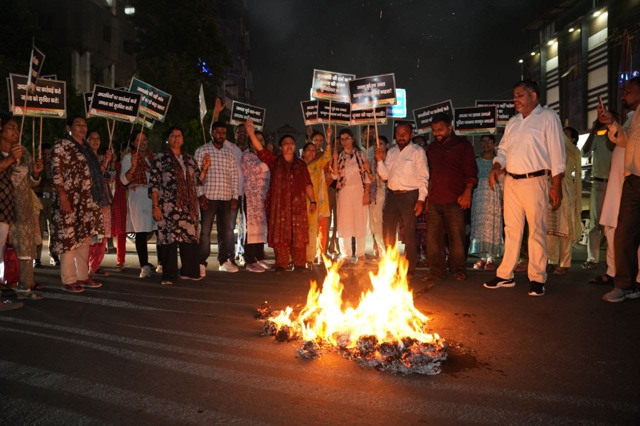 देहरादून में कानून व्यवस्था को लेकर कांग्रेस ने उठाए सवाल, पुतला फूंककर जताई नाराजगी