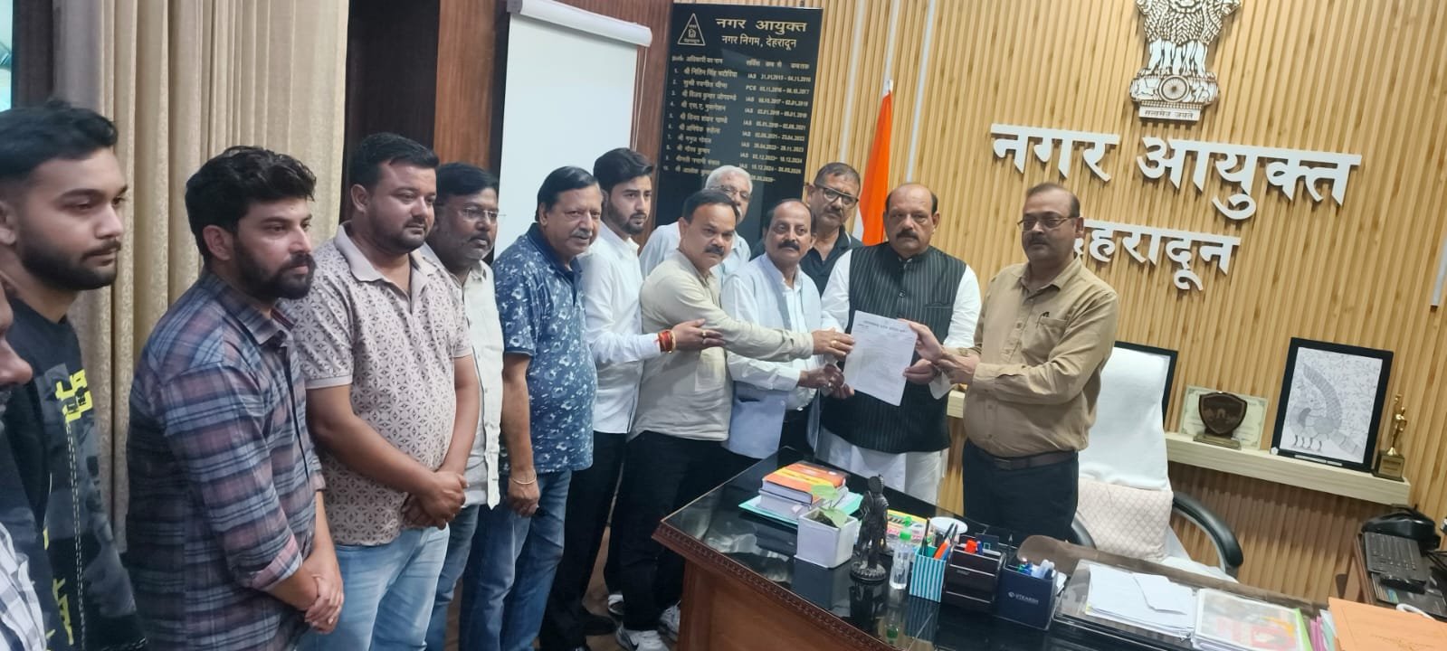 देहरादून नगर निगम क्षेत्र में फैली अव्यवस्था को लेकर कांग्रेस ने नगर आयुक्त को सौंपा ज्ञापन