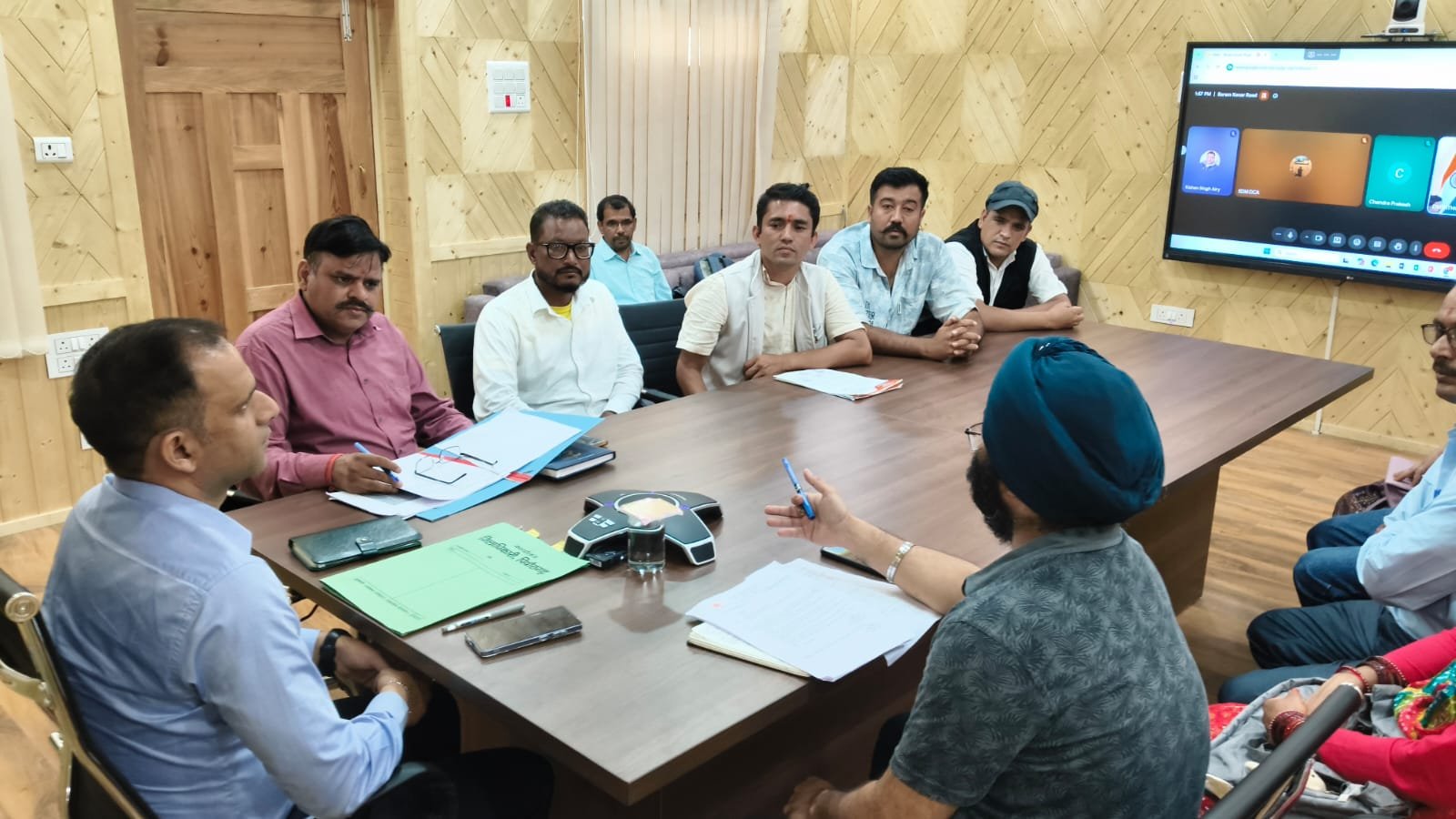 डीएम पिथौरागढ़ ने बरम-कनार रोड का डीपीआर जल्द तैयार कर निर्माण कार्य शुरू करने के निर्देश दिए