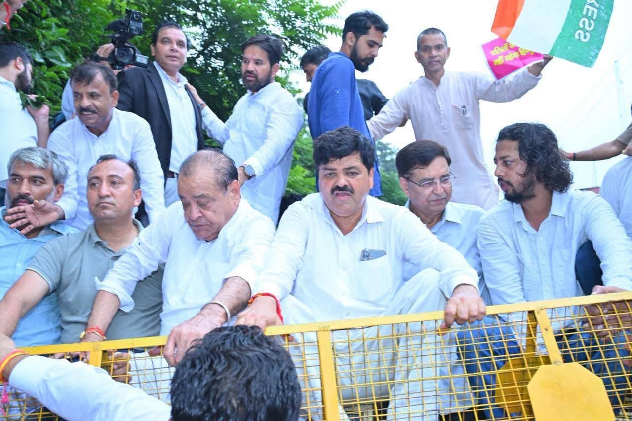 हल्द्वानी शुद्धिकरण मामले पर कांग्रेस का हल्ला बोल, देहरादून में सचिवालय कूच किया, बीजेपी पर दलित विरोधी होने का आरंभ पर लगाया