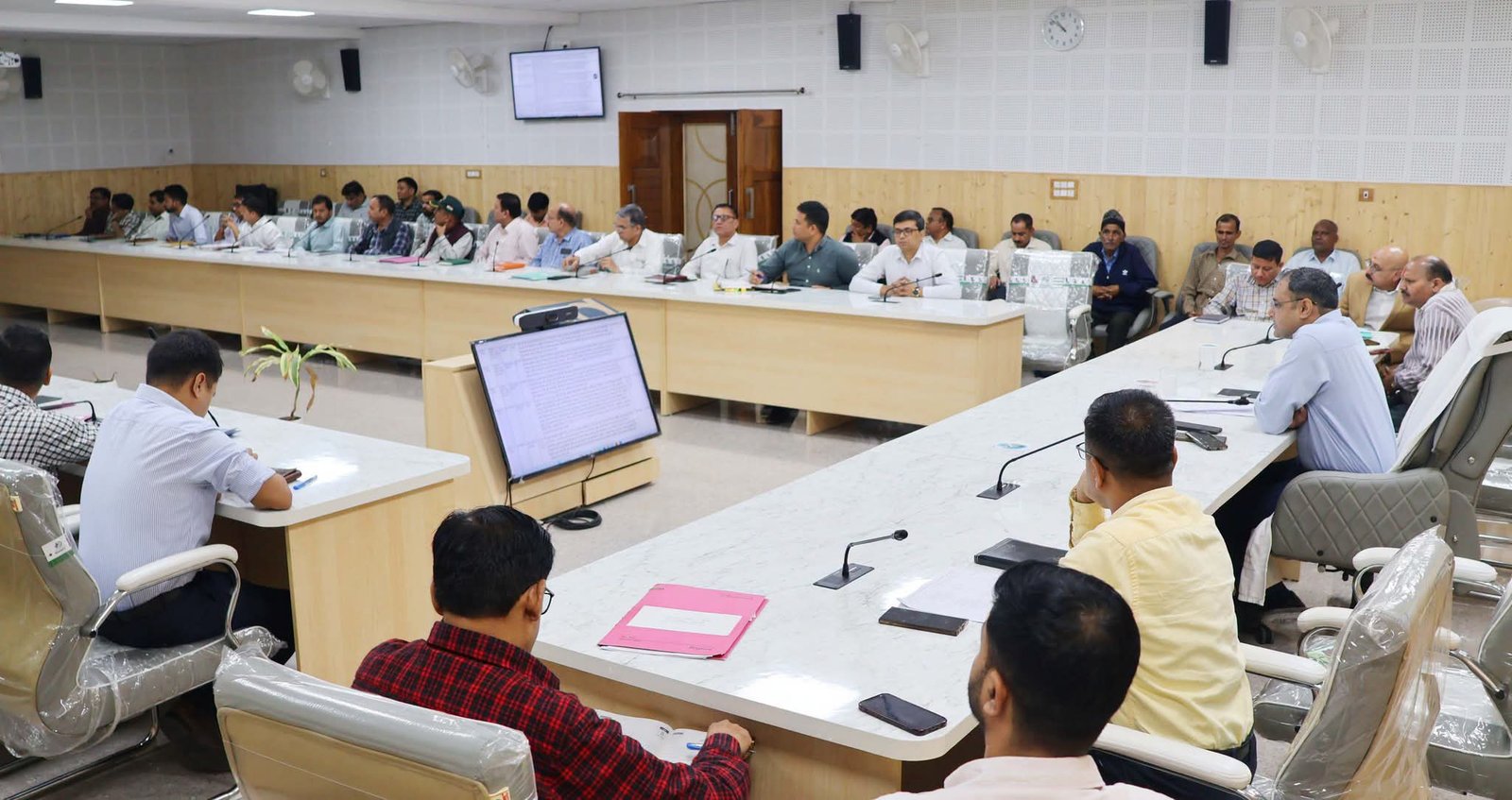 डीएम चमोली ने सीएम हेल्पलाइन पर दर्ज शिकायतों की समीक्षा की