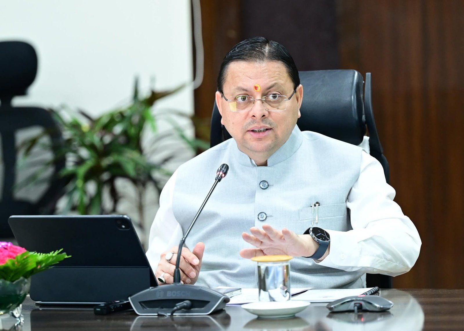 CM धामी ने सचिवालय में की जनहित से जुड़े मुद्दों की समीक्षा