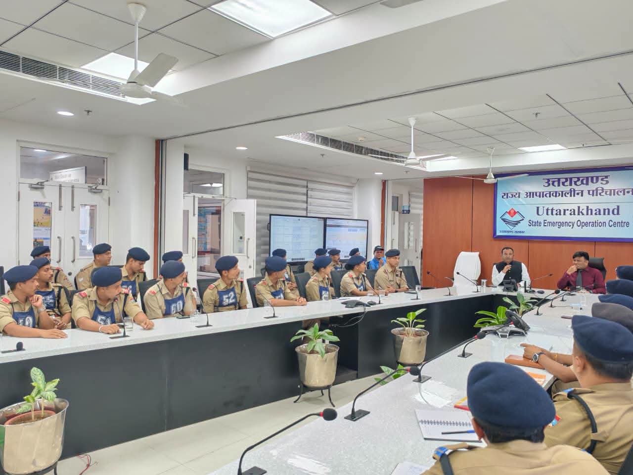 उत्तराखंड फायर ब्रिगेड के 21 ट्रेनियों ने आपदा प्रबंधन विभाग के कार्यालय का किया भ्रमण