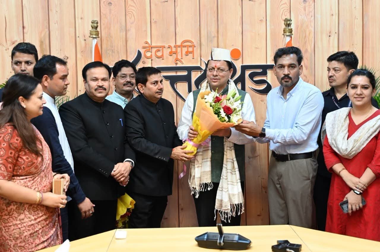 सीएम धामी के जन्मदिन पर लगा बधाई देने वालों का तांता