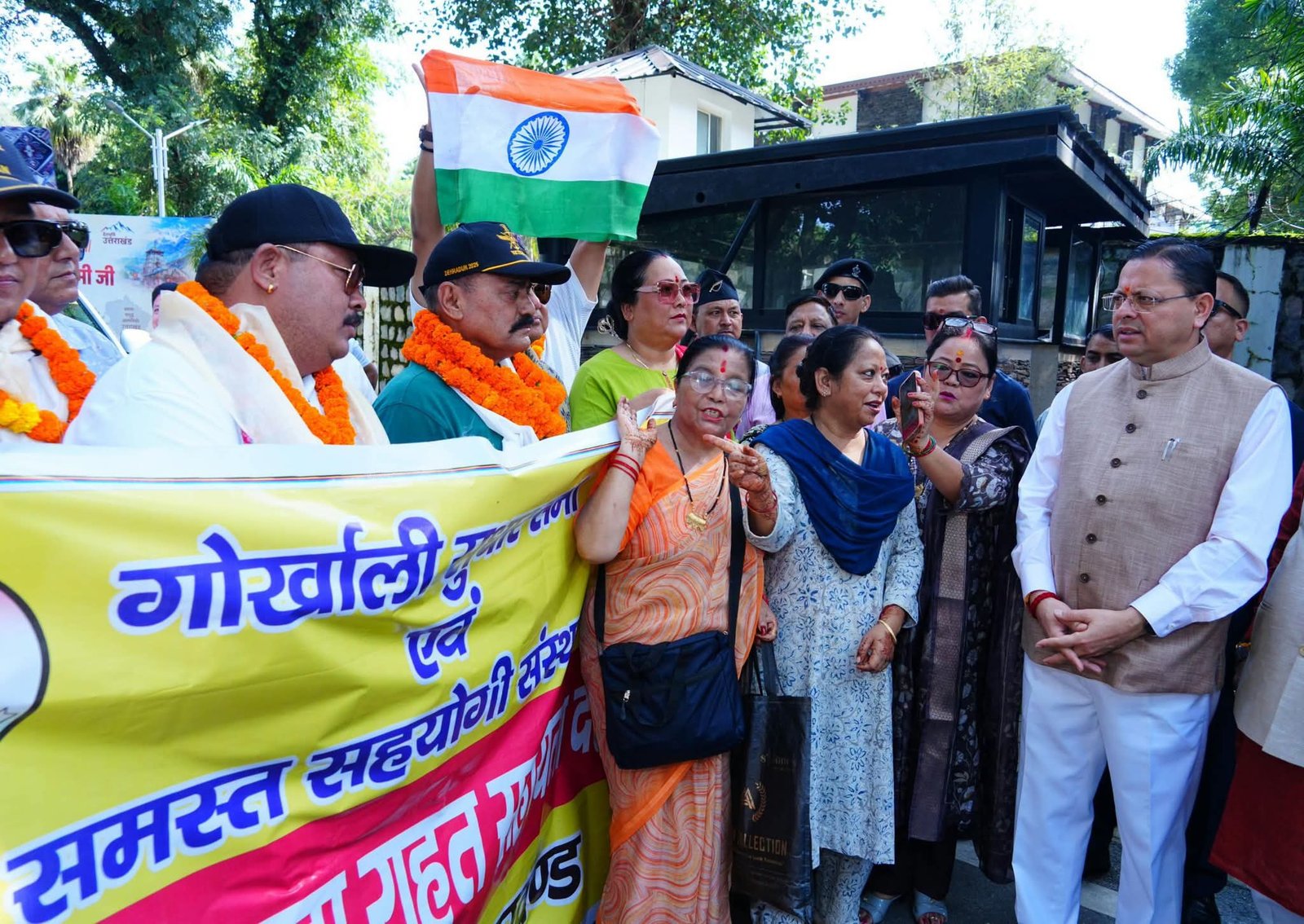 सीएम धामी ने आपदा राहत सेवा दल को दिखाई हरी झंडी, नेपाल में मदद के लिए भेजा