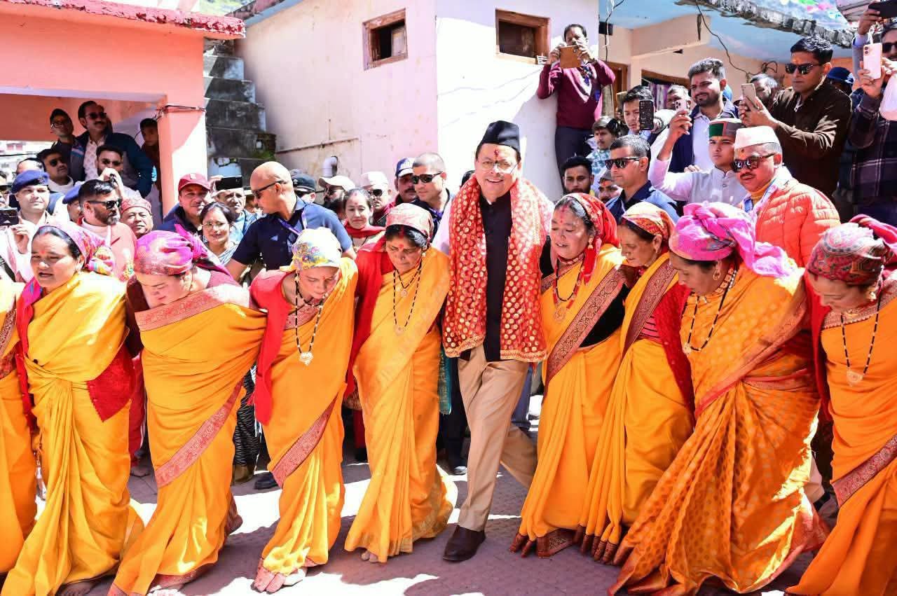 बदरीनाथ में देवभूमि कल्चरल फेस्टिवल में शामिल हुए सीएम धामी