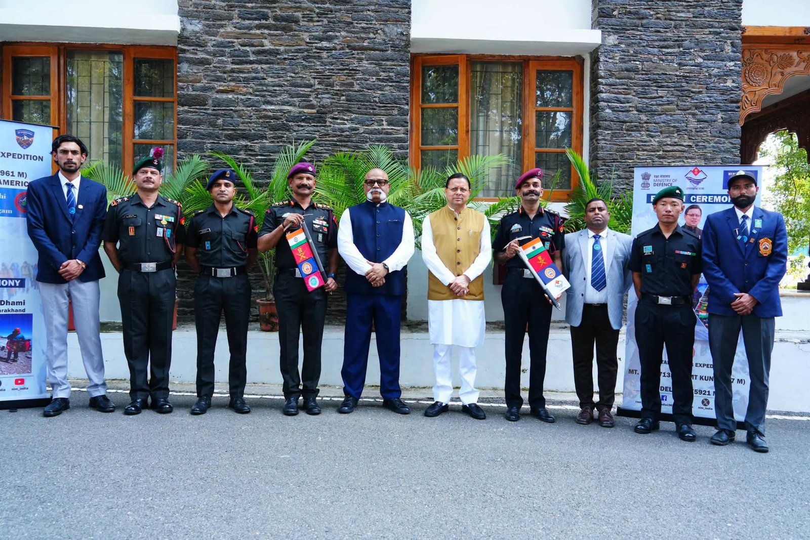 सीएम धामी ने एनआईएम के चार पर्वातारोहण अभियानों का फ्लैग ऑफ किया
