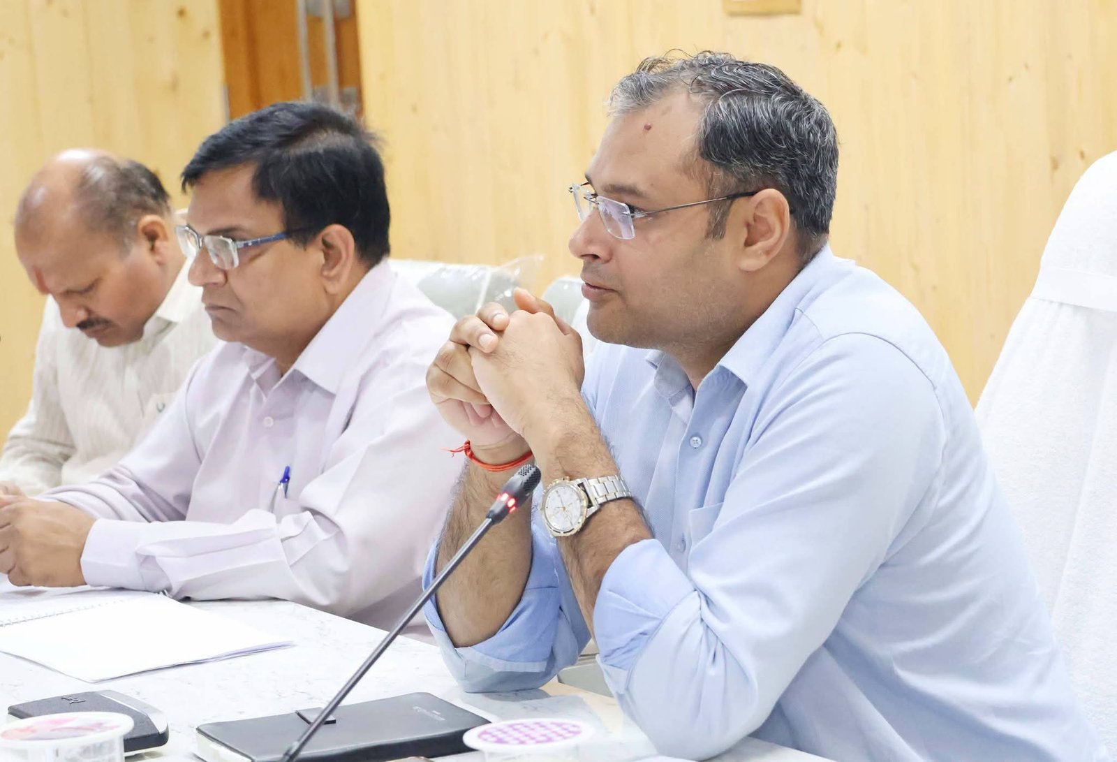 डीएम चमोली की स्टाफ बैठक, विकास योजनाओं औश्र कानून व्यवस्था से जुड़े पहलुओं पर चर्चा