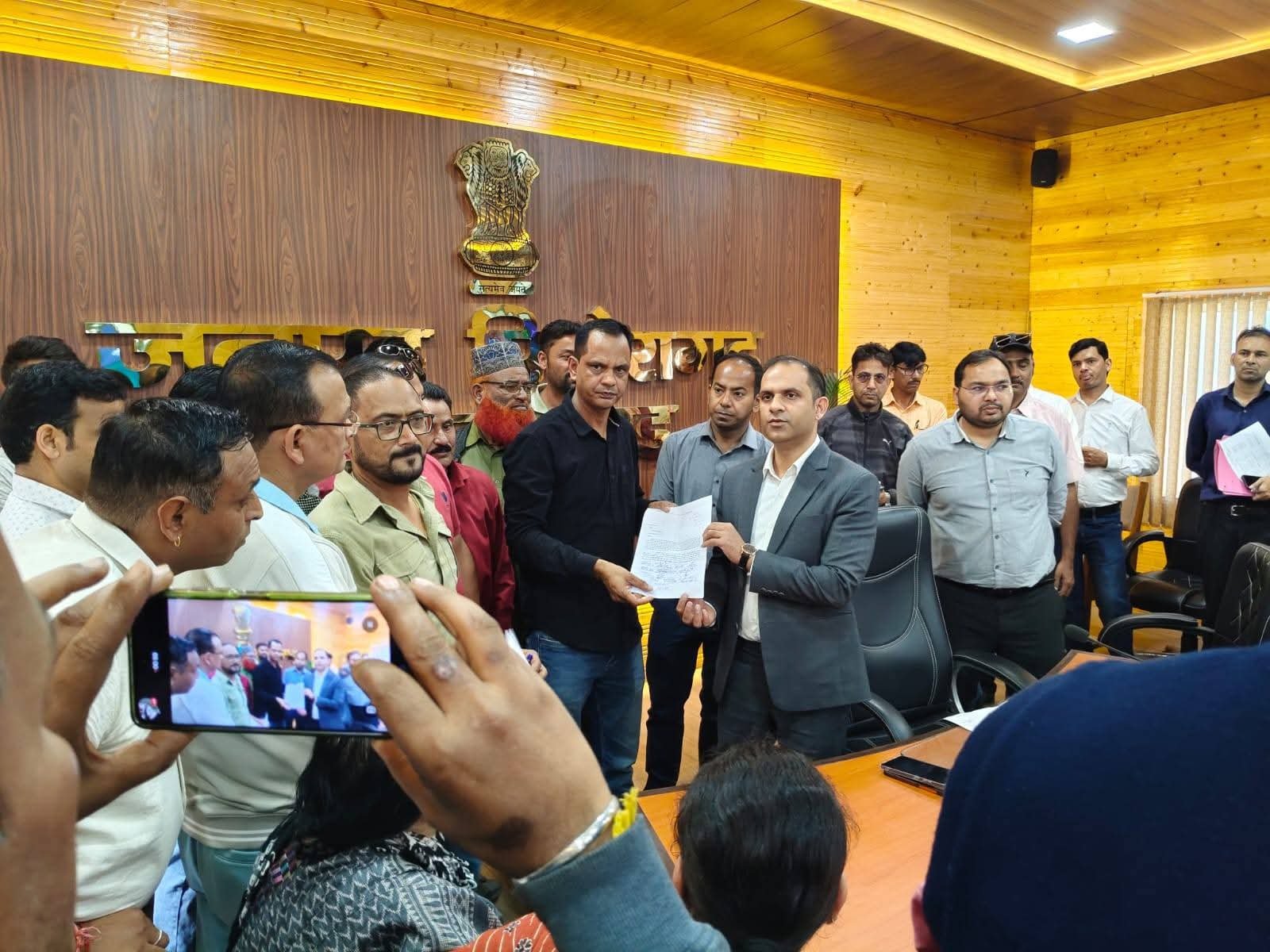 टनकपुर पिथौरागढ़ एनएच की बेहाली पर सामाजिक संगठनों ने जताई नाराजगी, डीएम को सौंपा ज्ञापन, स्थाई समाधान की मांग