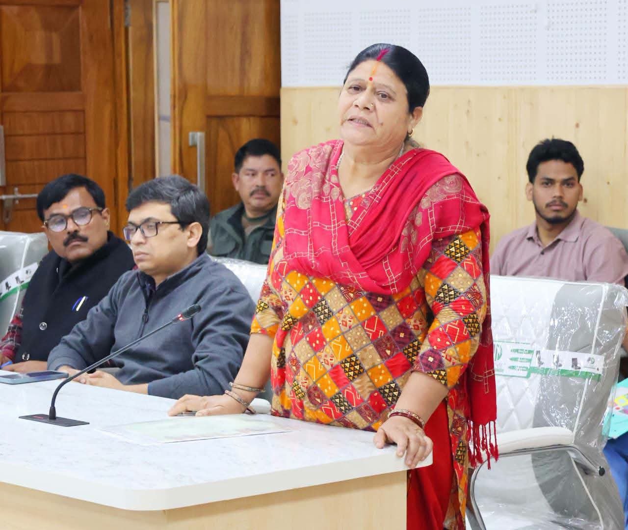 गोपेश्वर में जनता दरबार, सुनीं लोगों की समस्याएं