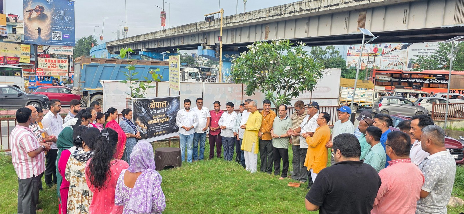 नेपाल आपदा में मारे गए लोगों की आत्मा की शांति के लिए ऋषिकेश में की गई प्रार्थना