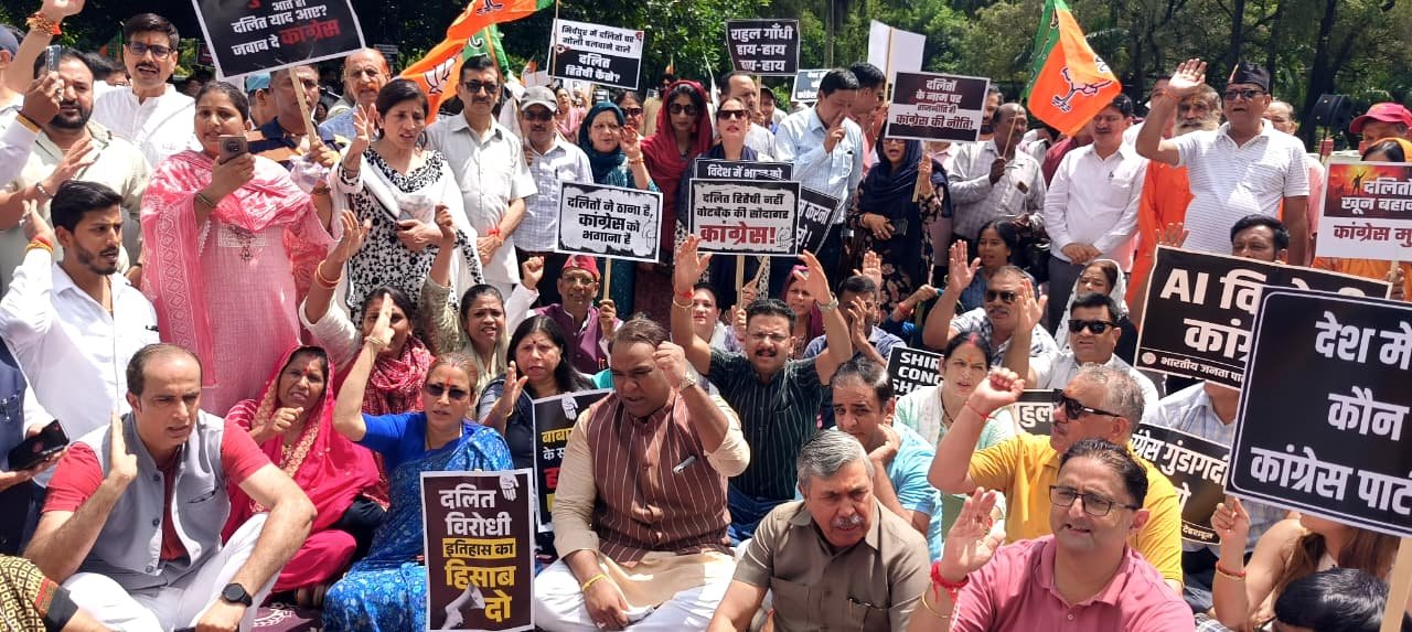कांग्रेस के प्रदर्शन के खिलाफ बीजेपी का धरना