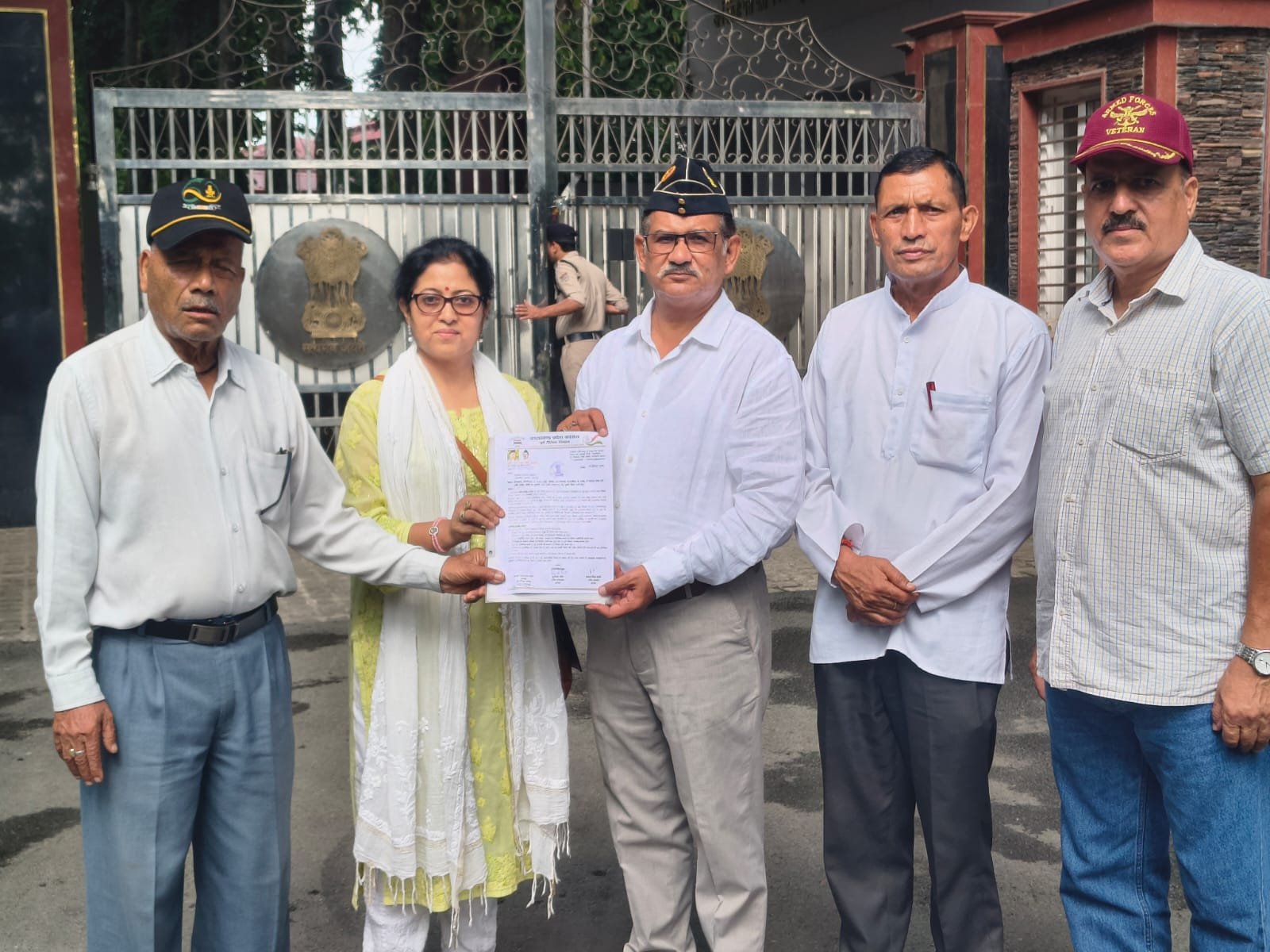 सैन्यधाम को लेकर गणेश जोशी के बयान पर कांग्रेस ने खोला मोर्चा, राज्यपाल ने नाम सौंपा ज्ञापन