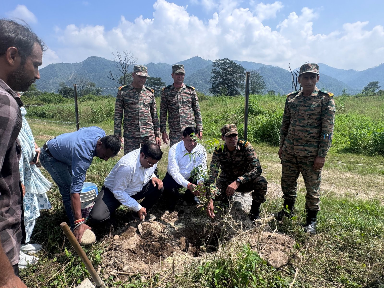 MDDA ने देहरादून की रायपुर फायरिंग रेंज में किया पौधरोपण