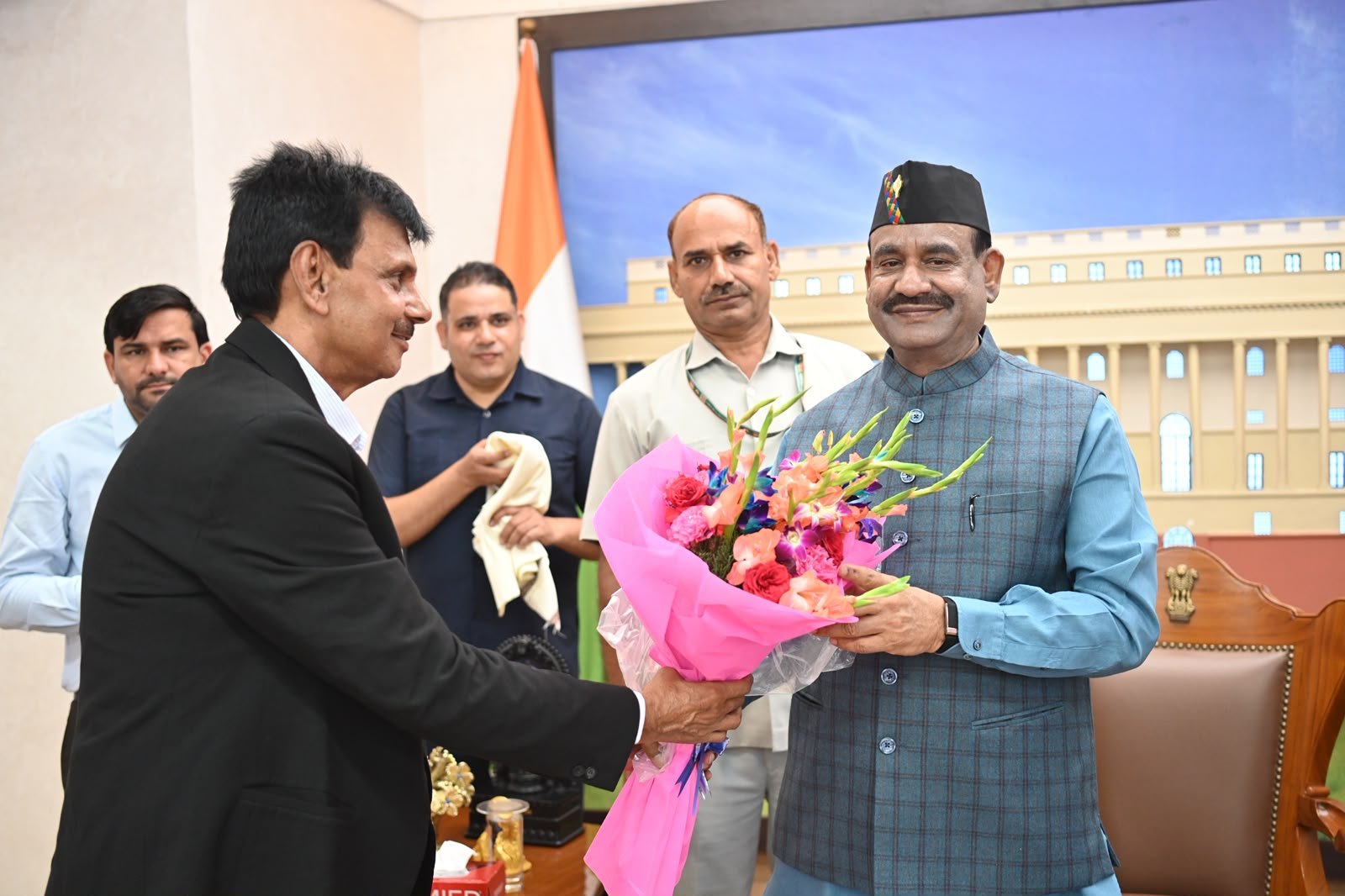 लोकसभा स्पीकर ओम बिरला से बीजेपी नेता राजेश्वर पैन्यूली की मुलाकात, उत्तराखंडी टोपी पहनाकर किया स्वागत