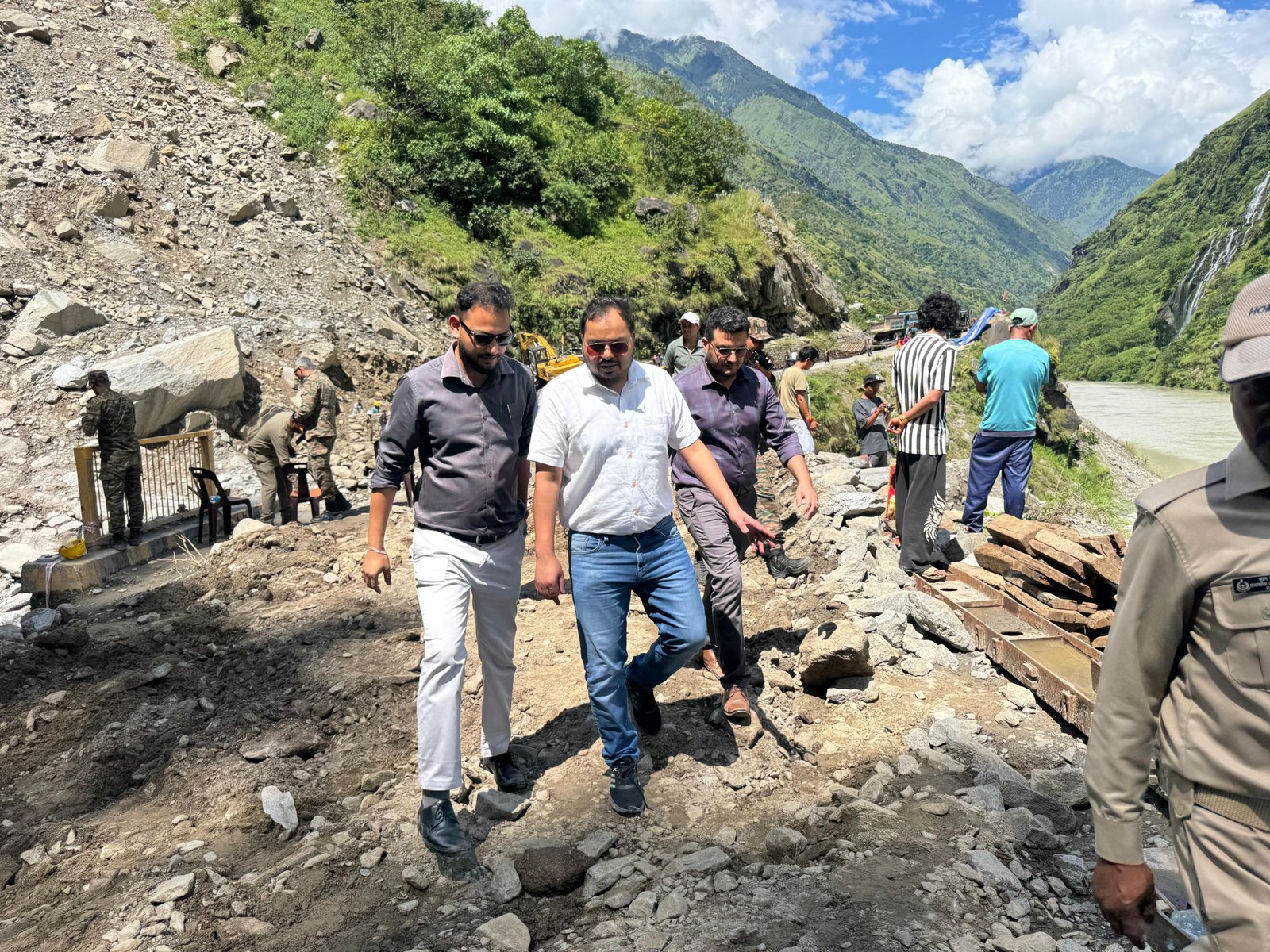 धारचूला के कुलागाड़ में निर्माणाधीन बैली ब्रिज का एडीएम ने लिया जायजा