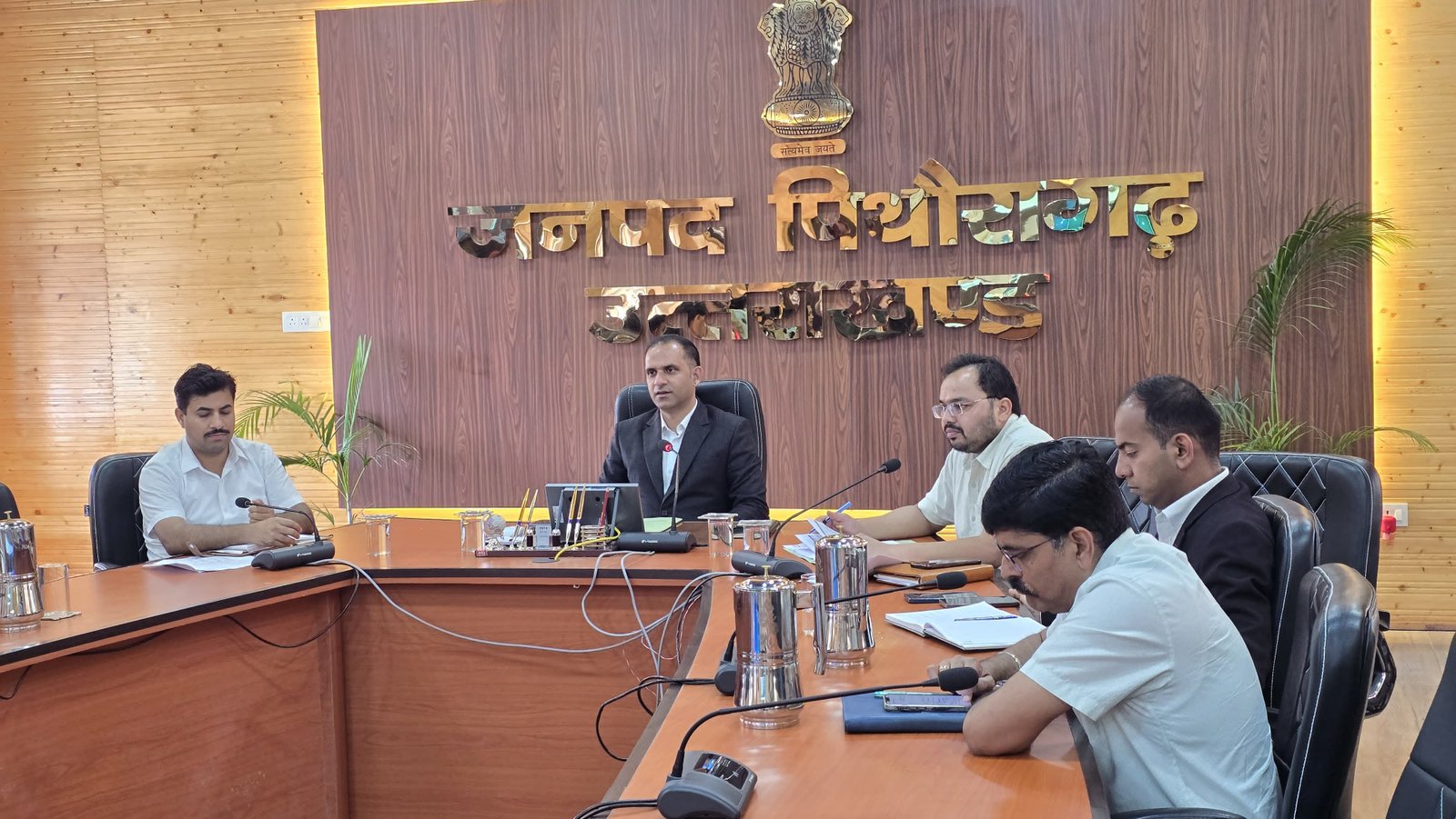 पिथौरागढ़ में मोबाइल नेटवर्क की समस्या, डीएम ने लगाई फटकार