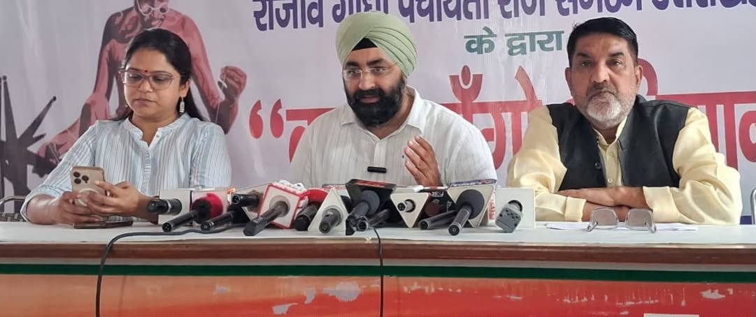 धामी के जन्मदिन पर कांग्रेस ने खोला मोर्चा, ज़मीनों के मुद्दे पर सरकार को घेरा