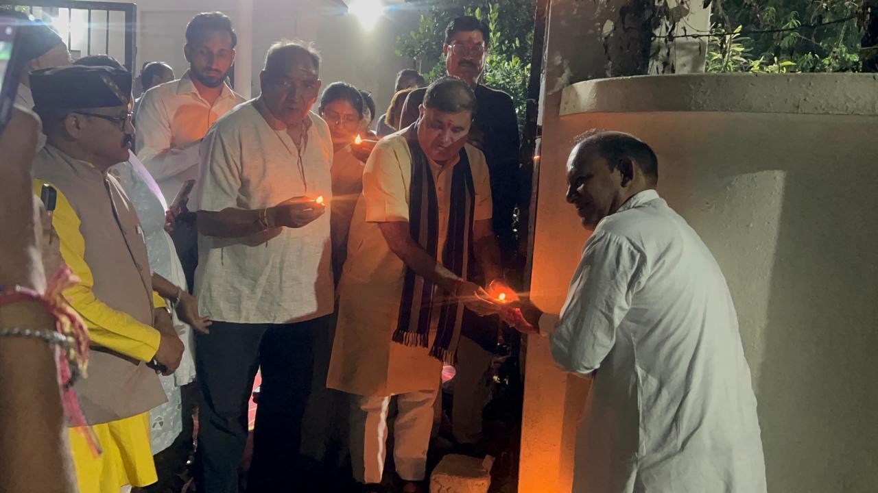 पीएम के जन्मदिन पर बीजेपी ने जलाए दीपक