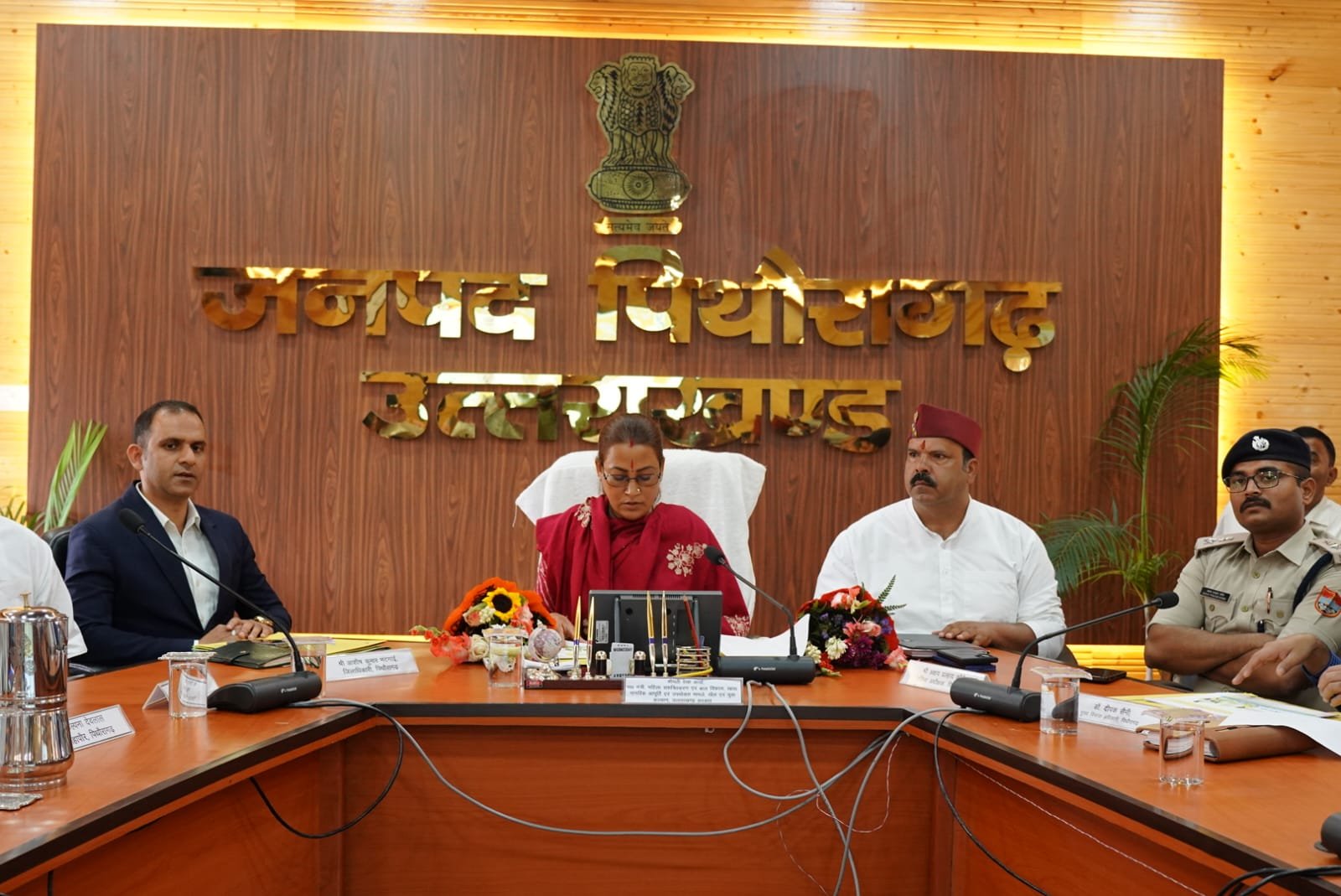 सेवा संकल्प अभियान को लेकर कैबिनेट मंत्री रेखा आर्य की पिथौरागढ़ में बैठक