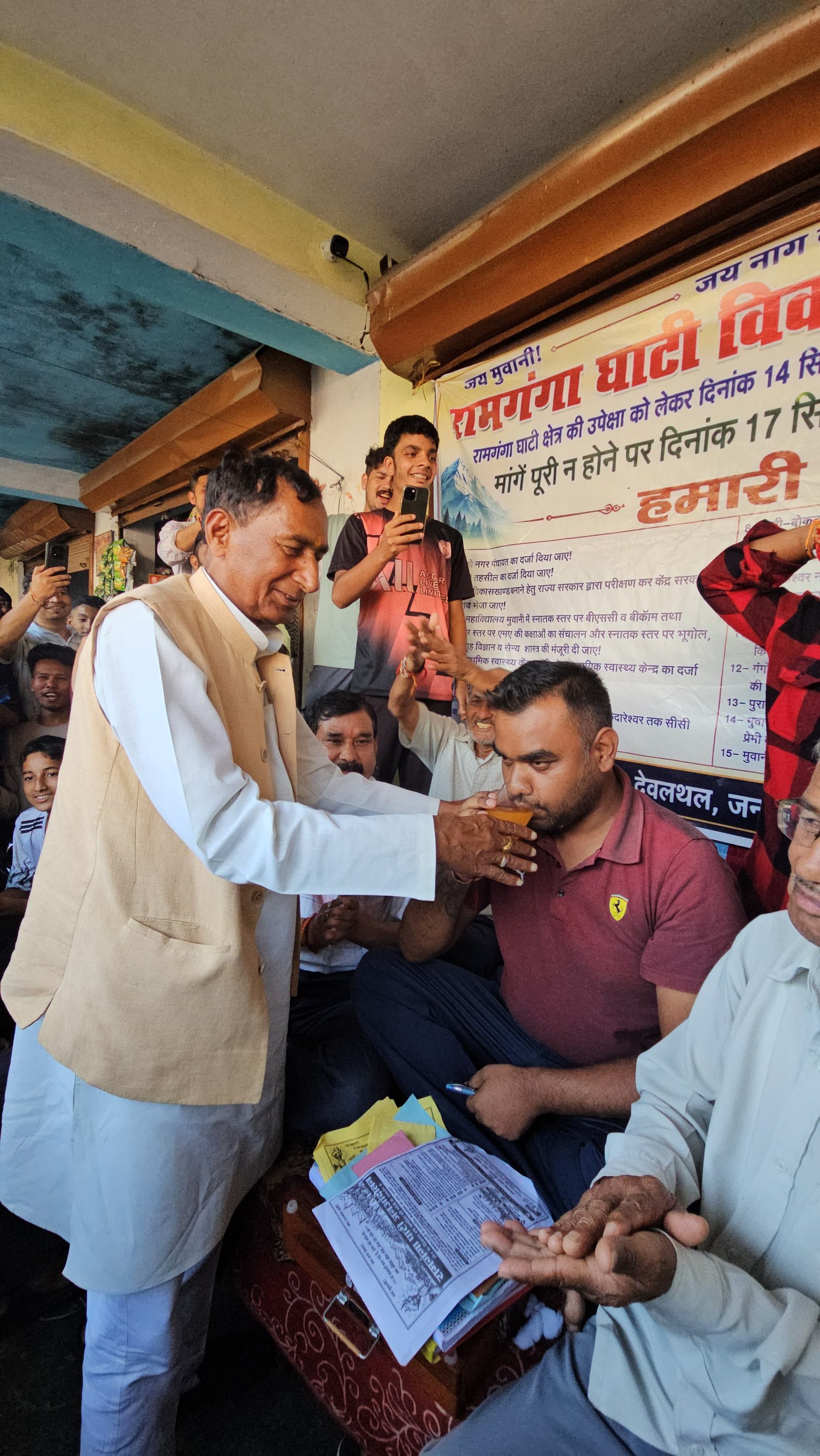 मुख्यमंत्री के भरोसे के बाद रामगंगा घाटी के लोगों का आंदोलन खत्म, विधायक बिशन सिंह चुफाल ने जूस पिलाकर तुड़वाया आमरण अनशन