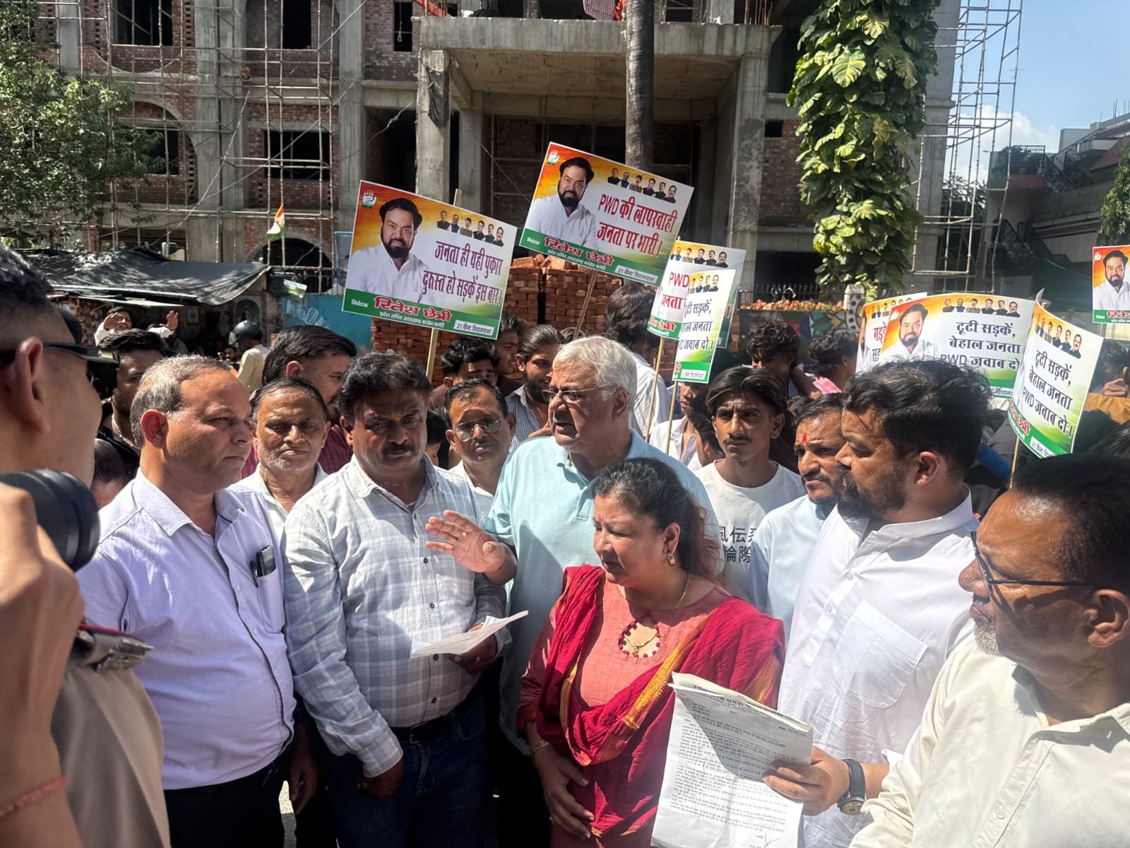 देहरादून में सड़कों की बेहाली, कांग्रेस ने पीडब्ल्यूडी पर उठाए सवाल, ज्ञापन देकर जल्द समाधान निकालने की मांग