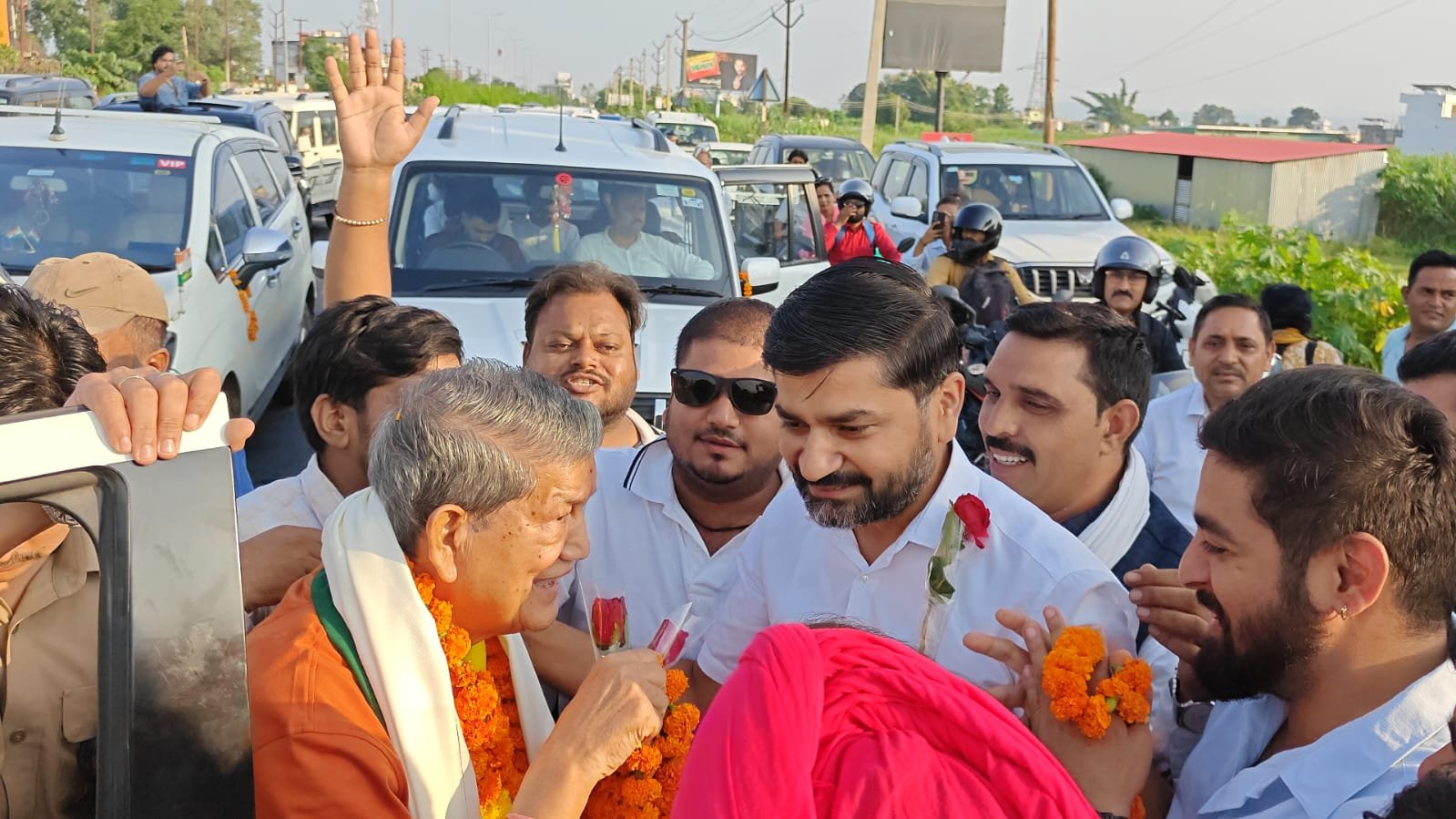 पूर्व मुख्यमंत्री हरीश रावत की उत्तराखंड वापसी, कांग्रेसियों ने जगह जगह किया स्वागत