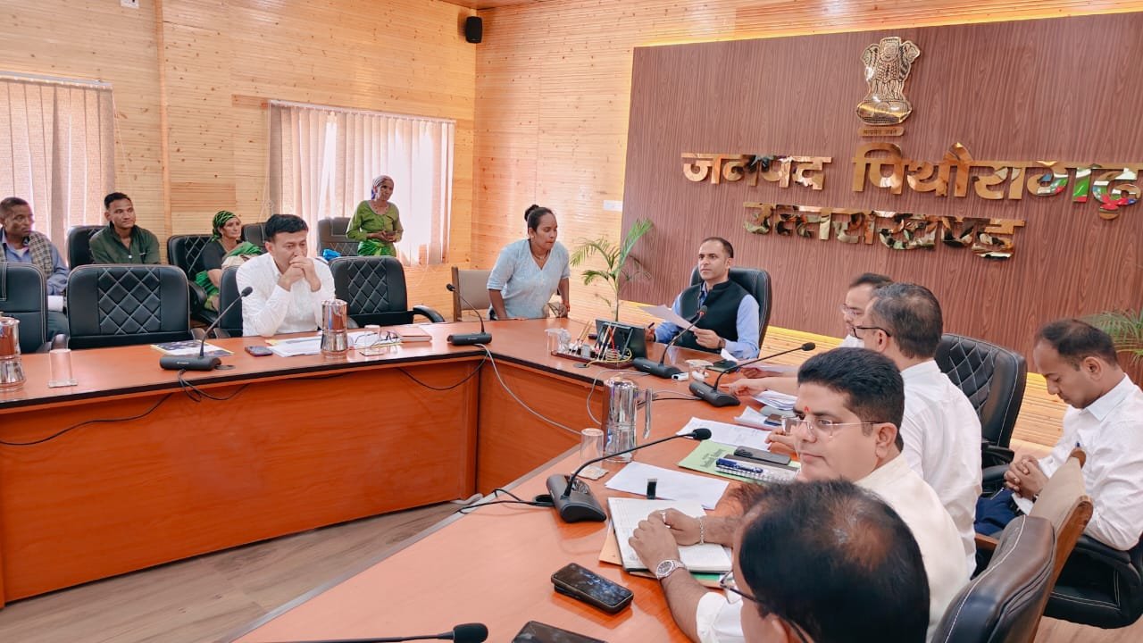 पिथौरागढ़ में डीएम का जनता दरबार, 70 शिकायतें मिलीं, जल्द समाधान का निर्देश